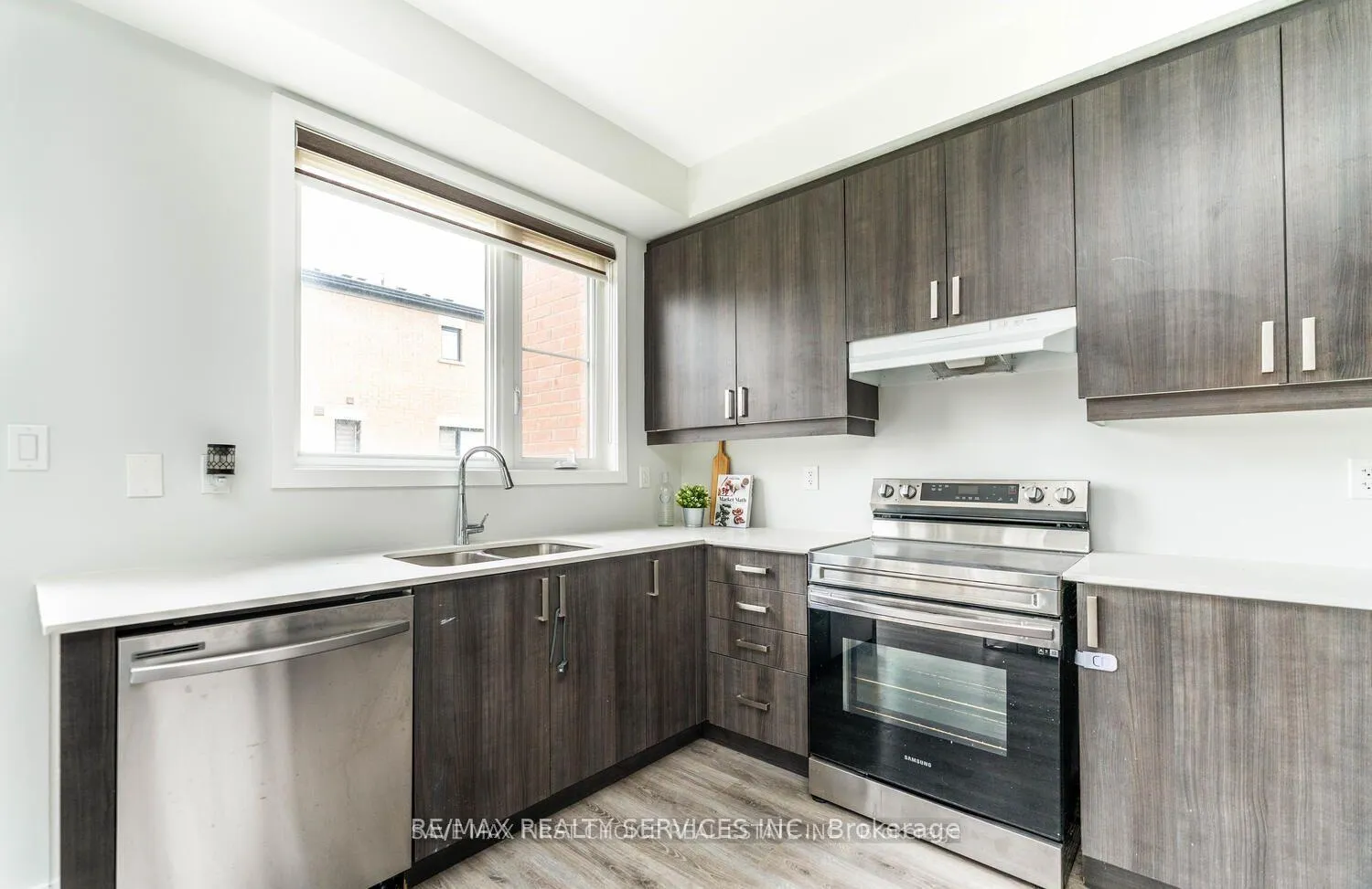 Photo 8 of 98 Pine Gate Place E, Whitby, Williamsburg — HOMEH