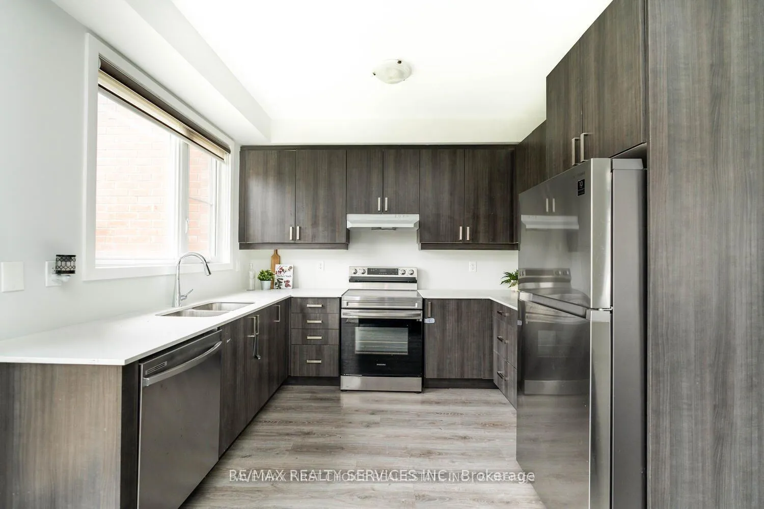 Photo 9 of 98 Pine Gate Place E, Whitby, Williamsburg — HOMEH