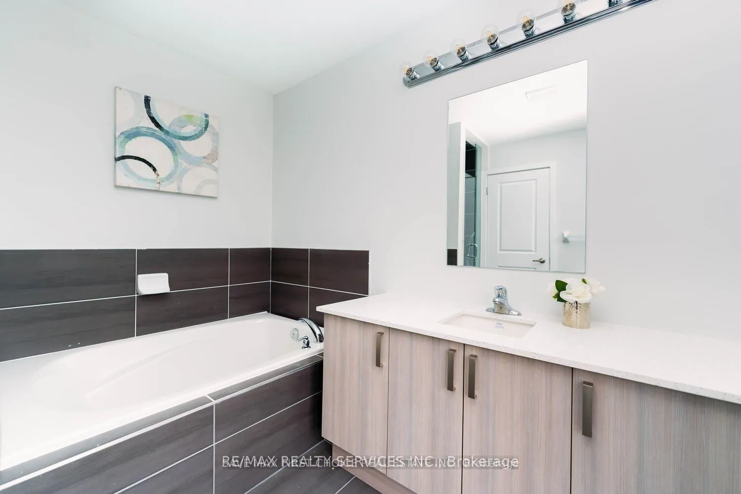 Photo 13 of 98 Pine Gate Place E, Whitby, Williamsburg — HOMEH