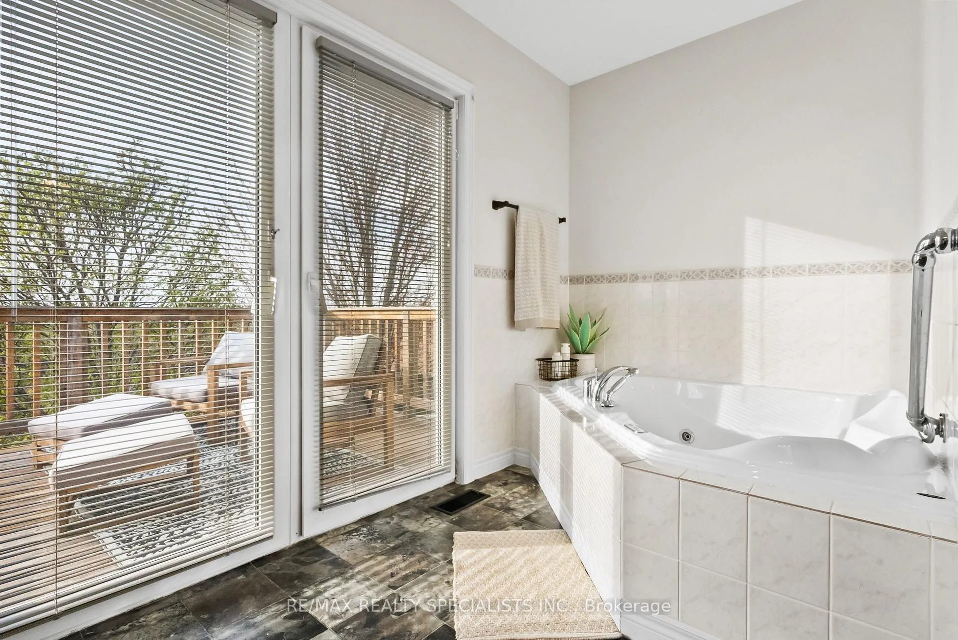 Photo 27 of 1692 Glenforest Boulevard, Peterborough, Monaghan Ward 2 — HOMEH