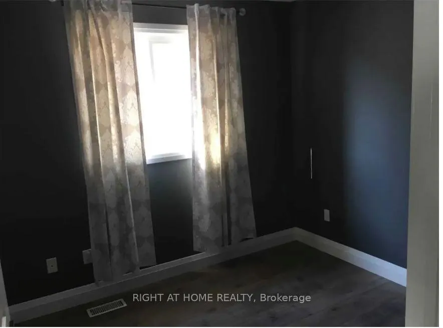 Photo 3 of 28 Bloomington Drive, Cambridge, Little's Corners — HOMEH