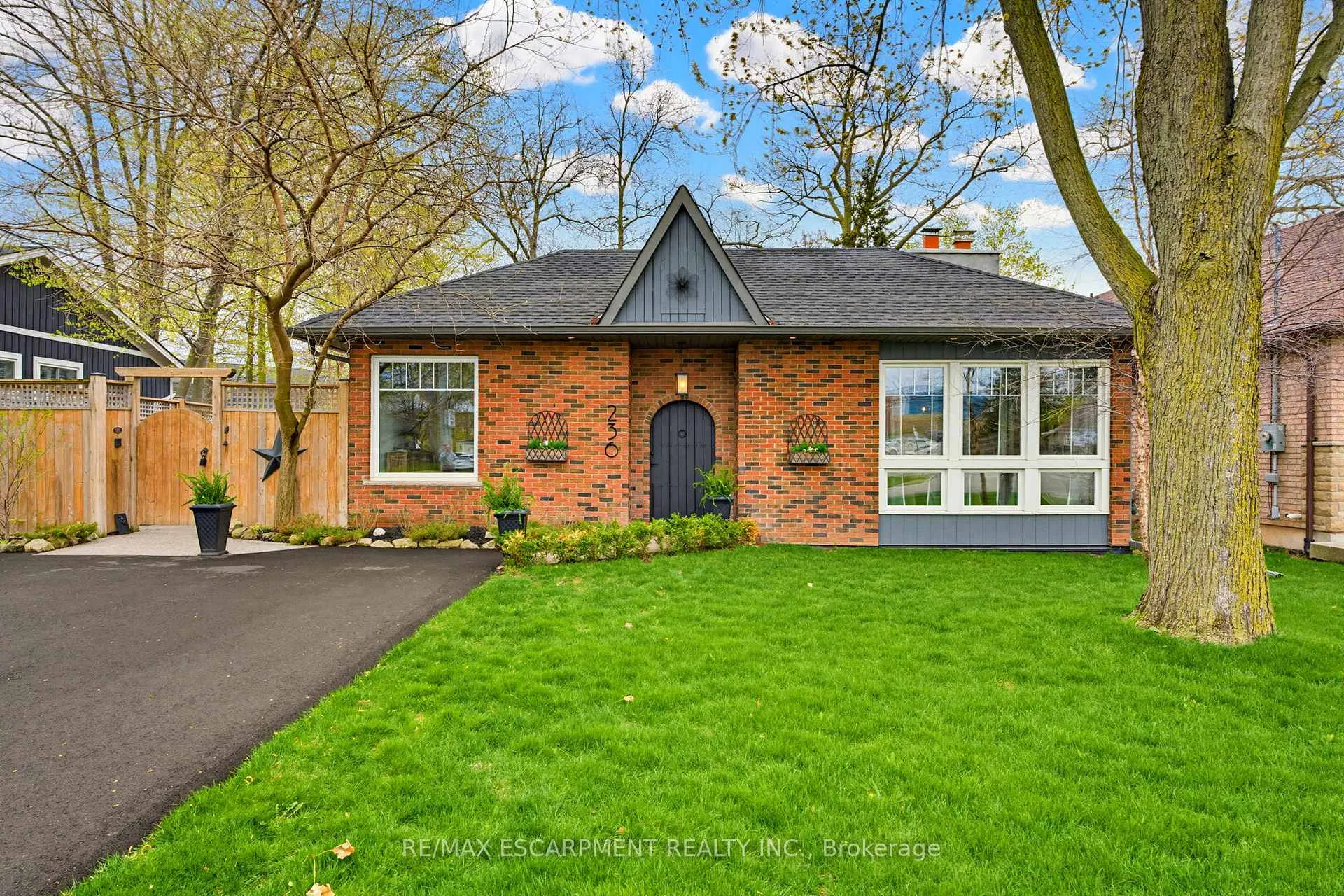 Photo 2 of 236 Parkside Drive, Hamilton, Waterdown — HOMEH