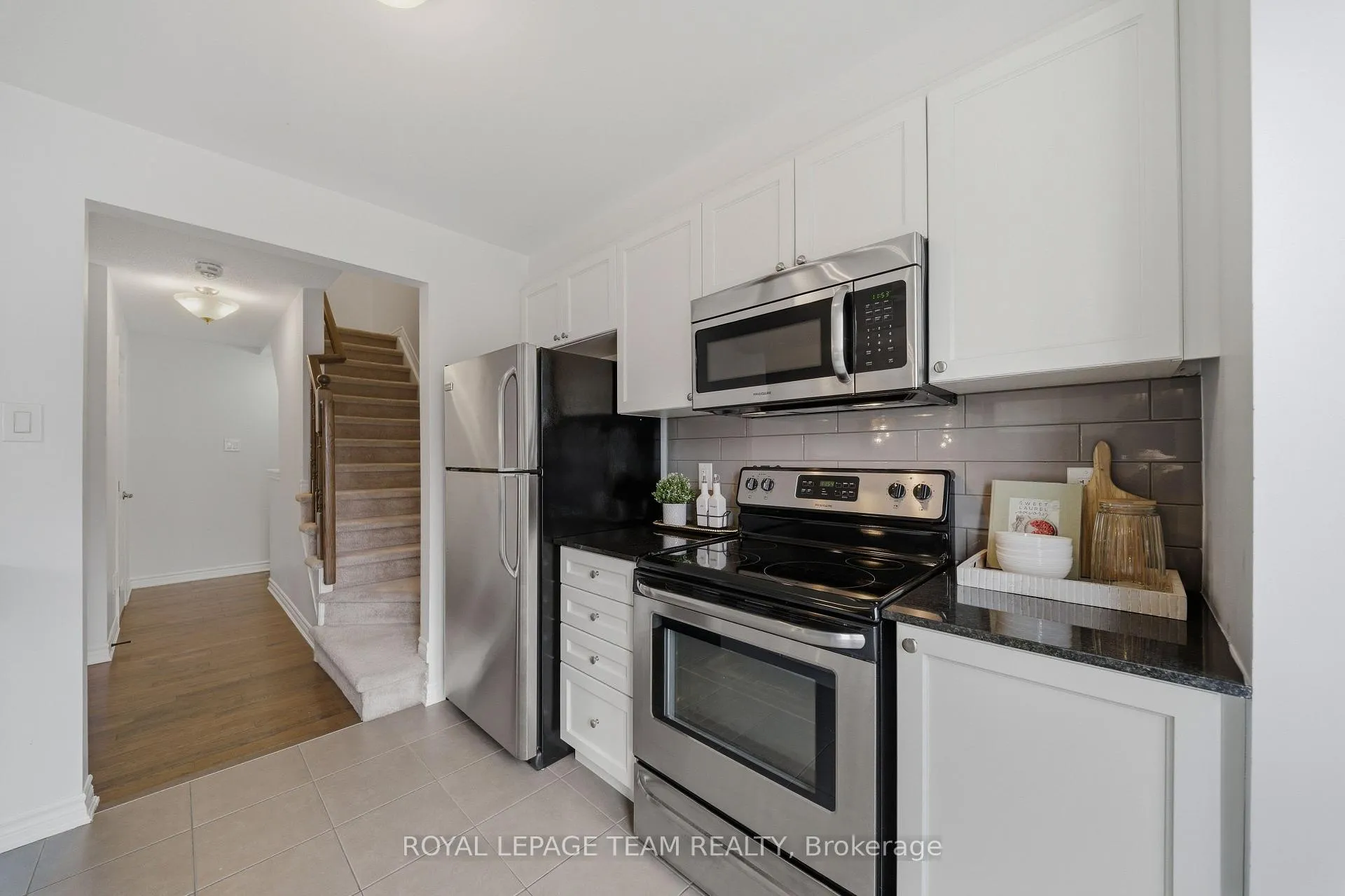 Photo 5 of 599 Foxlight Circle, Ottawa, Kanata - Emerald Meadows/Trailwest — HOMEH