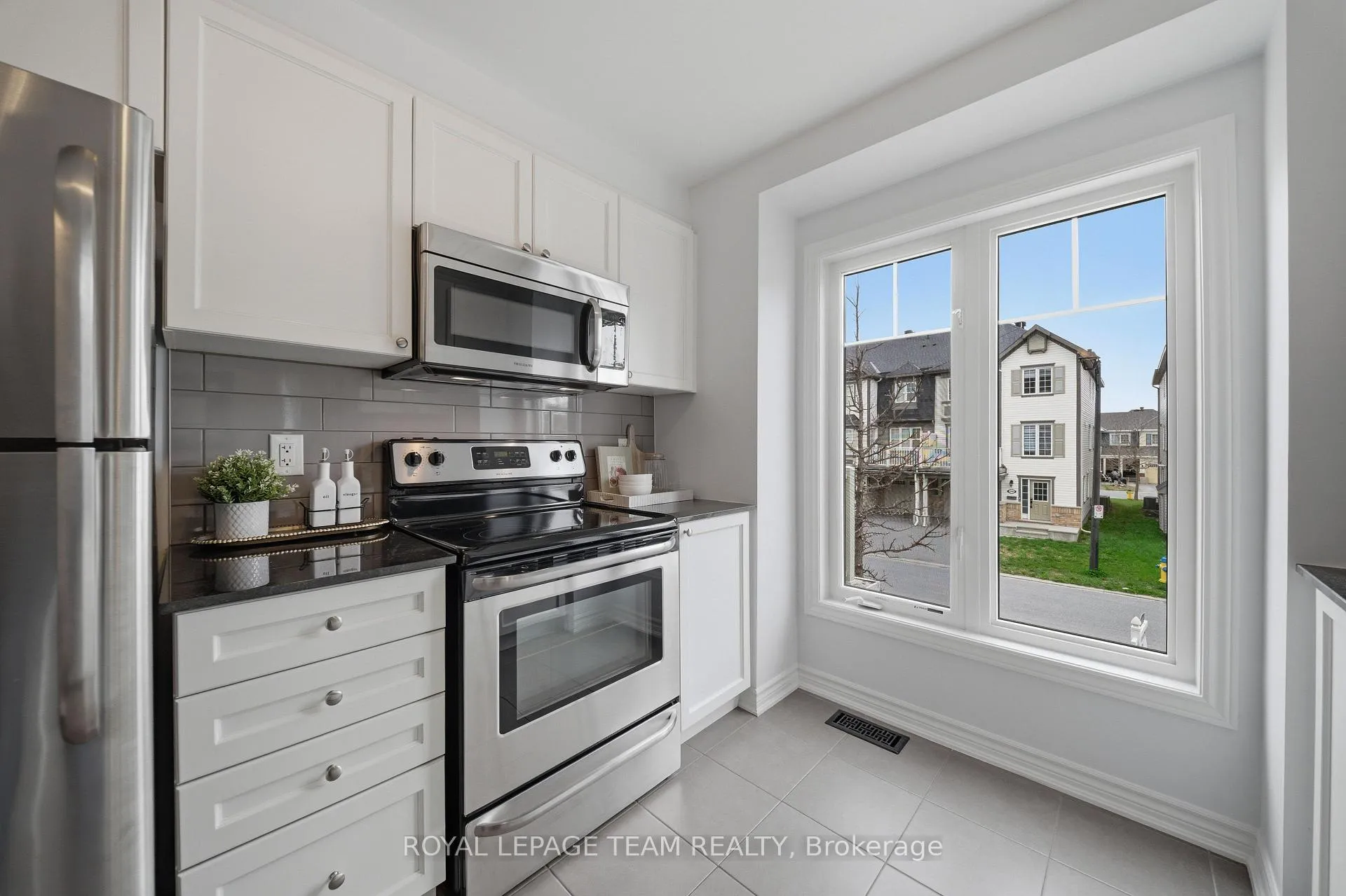 Photo 6 of 599 Foxlight Circle, Ottawa, Kanata - Emerald Meadows/Trailwest — HOMEH