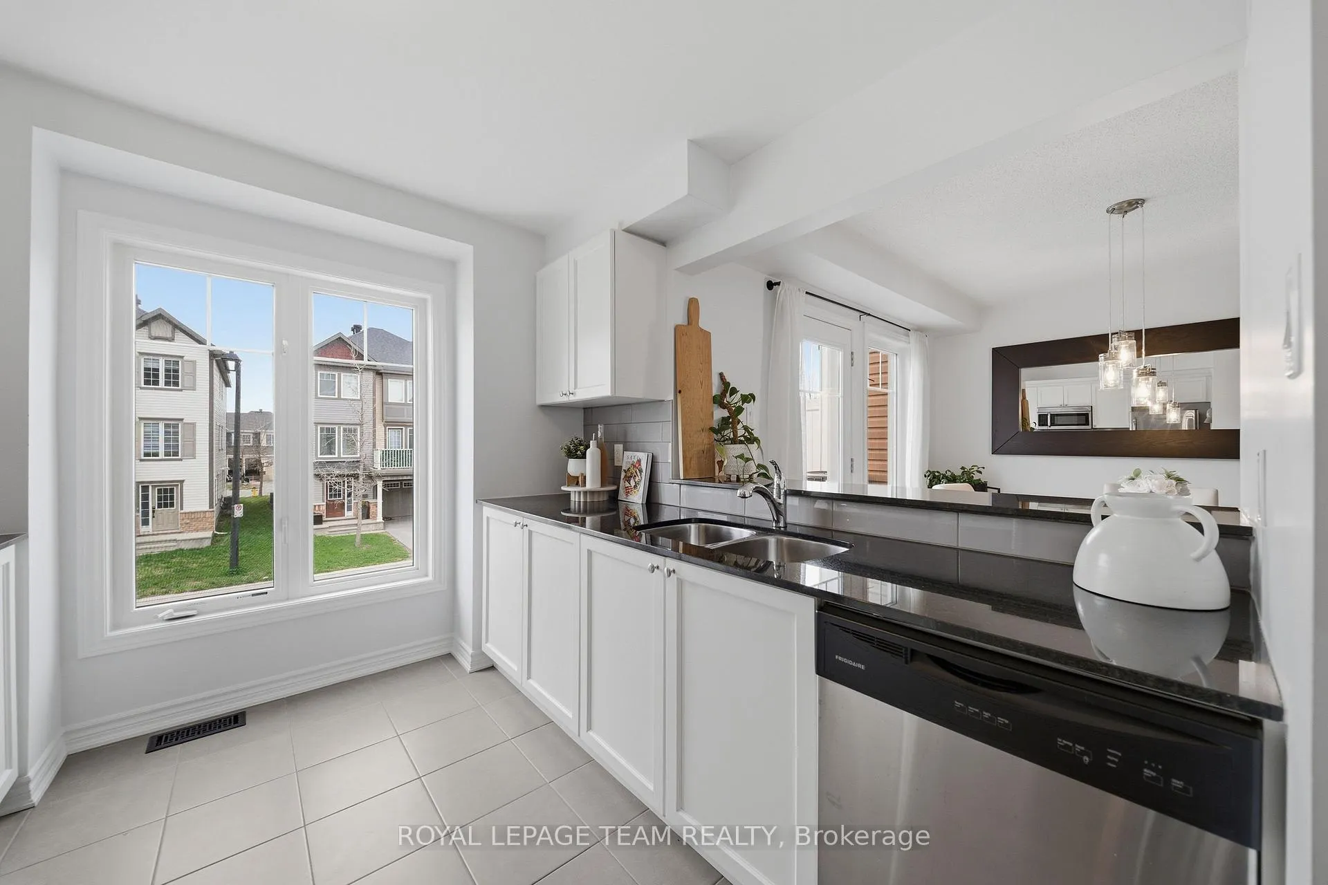 Photo 7 of 599 Foxlight Circle, Ottawa, Kanata - Emerald Meadows/Trailwest — HOMEH