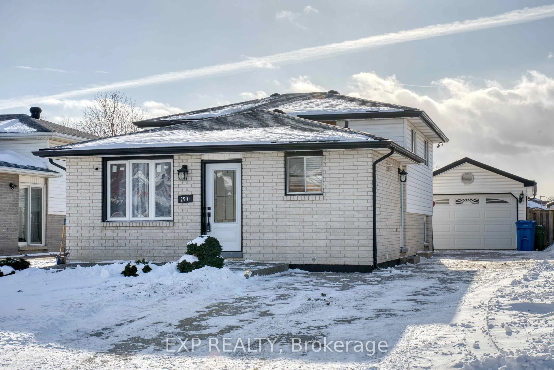 Photo 2 of 2901 Robillard Crescent, Windsor — HOMEH