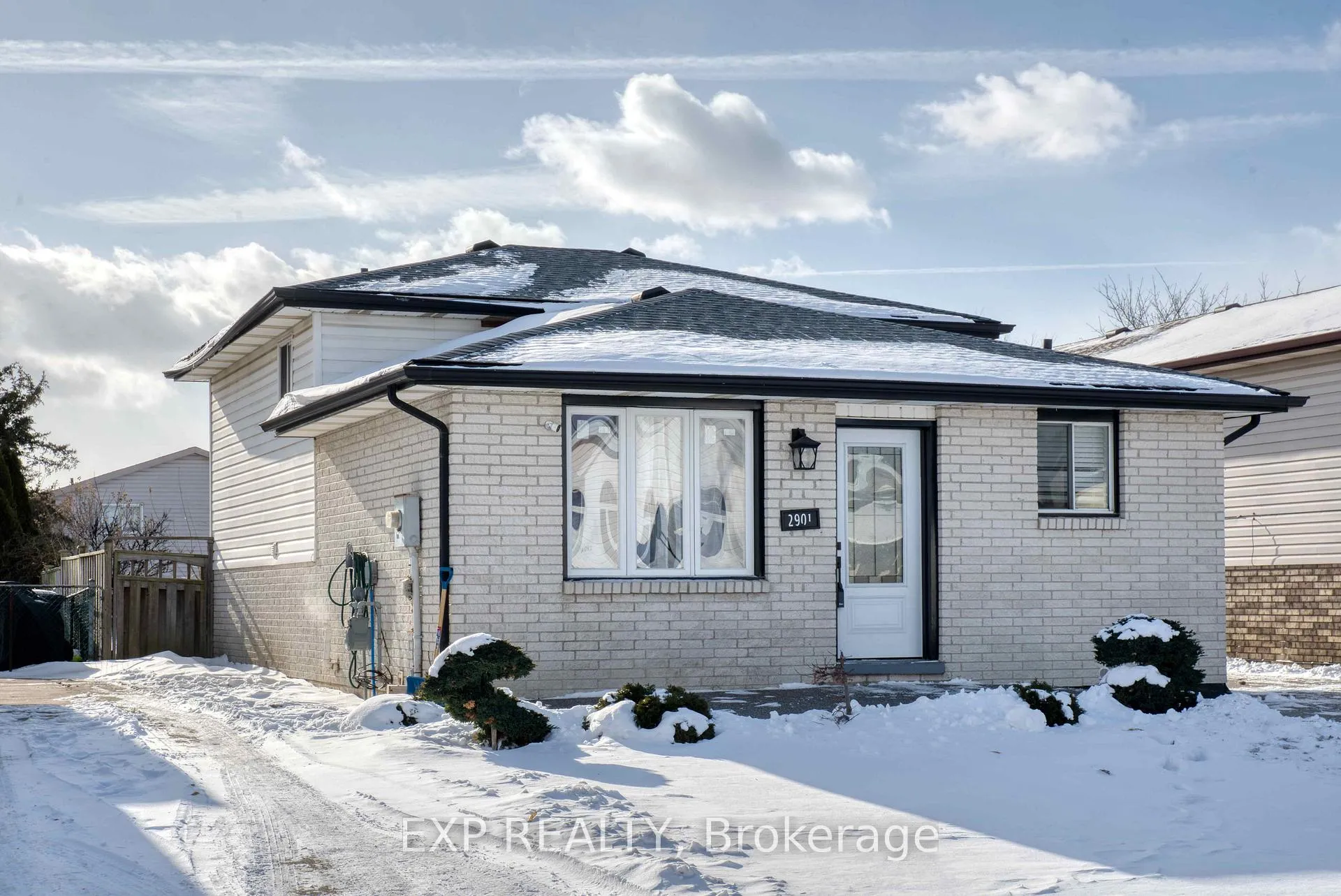 Photo 3 of 2901 Robillard Crescent, Windsor — HOMEH