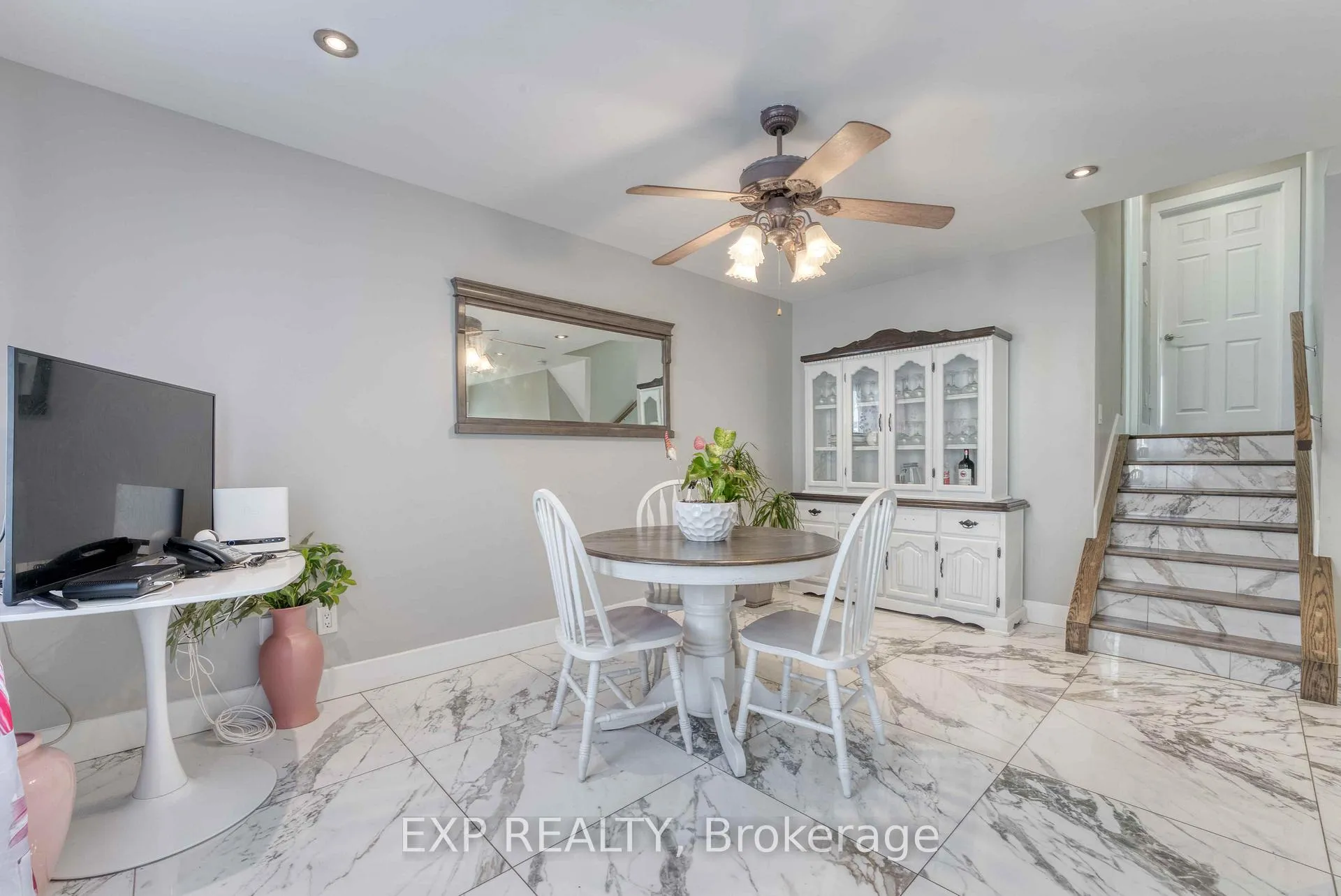 Photo 4 of 2901 Robillard Crescent, Windsor — HOMEH