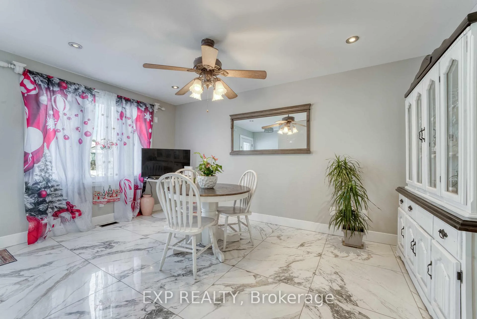 Photo 8 of 2901 Robillard Crescent, Windsor — HOMEH