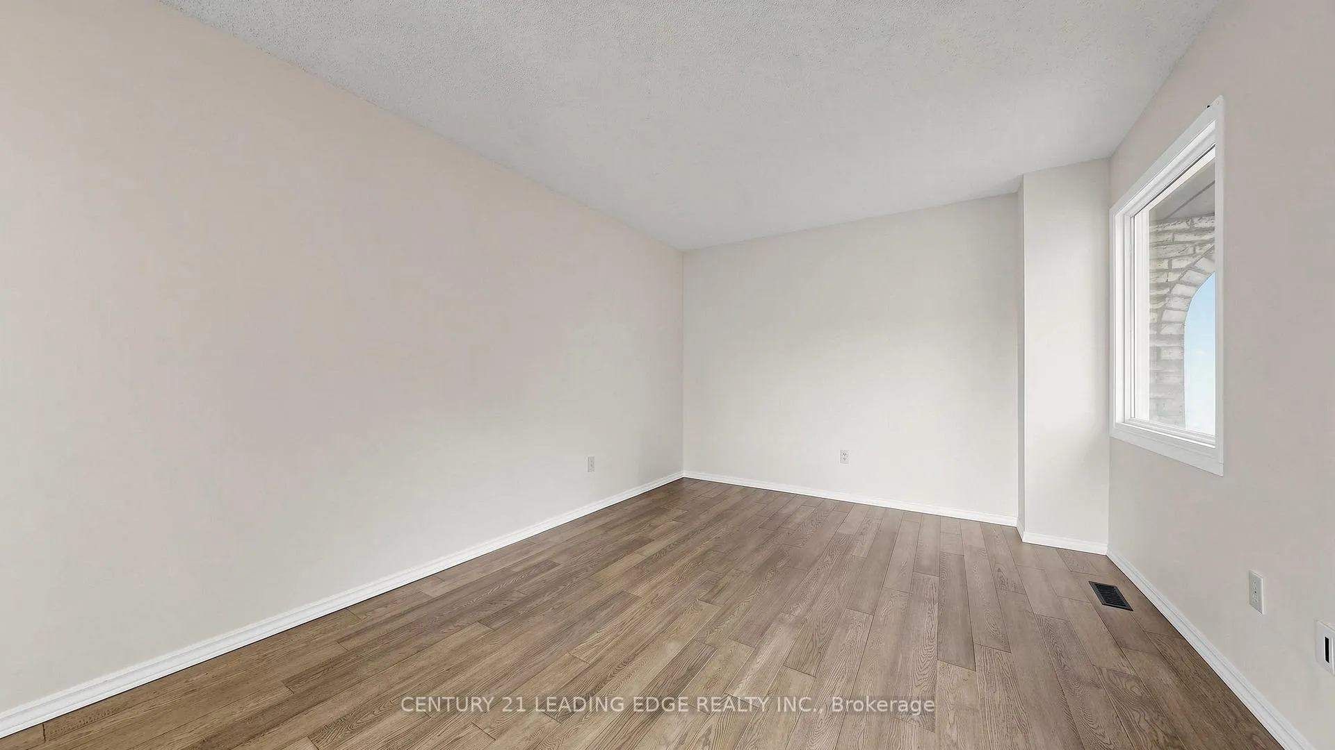 Photo 4 of 80 Upton Crescent, Markham, Milliken Mills West — HOMEH