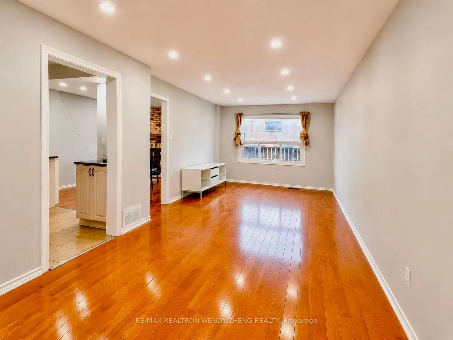Photo 3 of 17 Ivan Daniels Drive, Markham, Middlefield — HOMEH