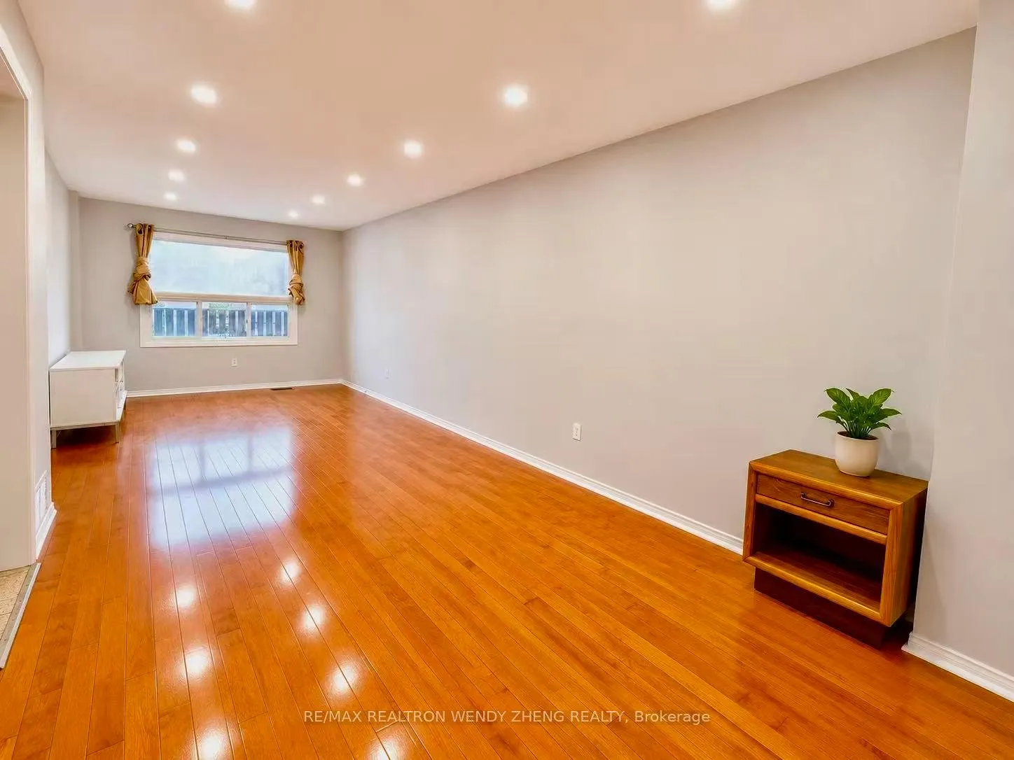 Photo 4 of 17 Ivan Daniels Drive, Markham, Middlefield — HOMEH