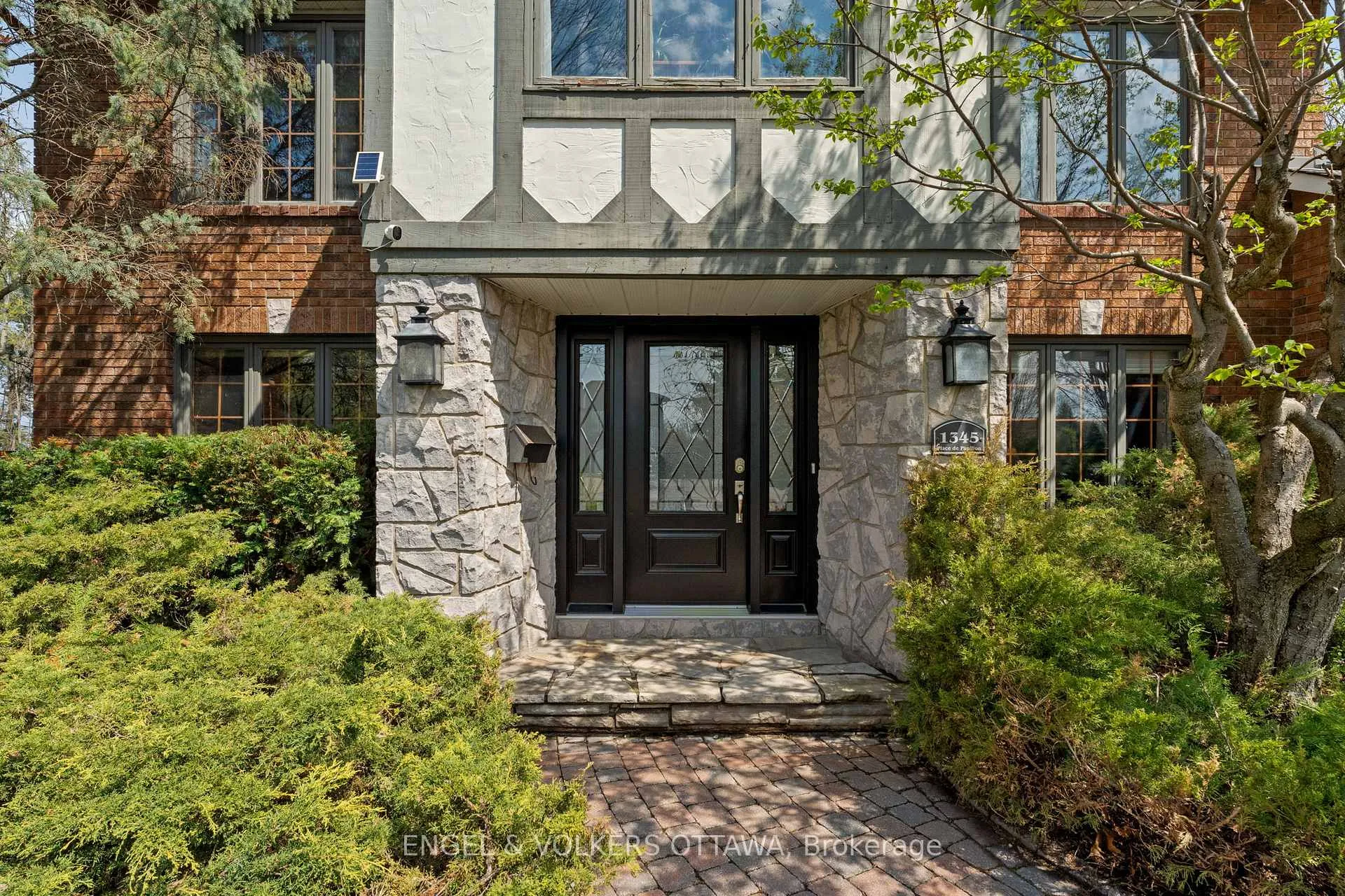 Photo 3 of 1345 De Papillon Place, Ottawa, Fallingbrook/Ridgemount — HOMEH