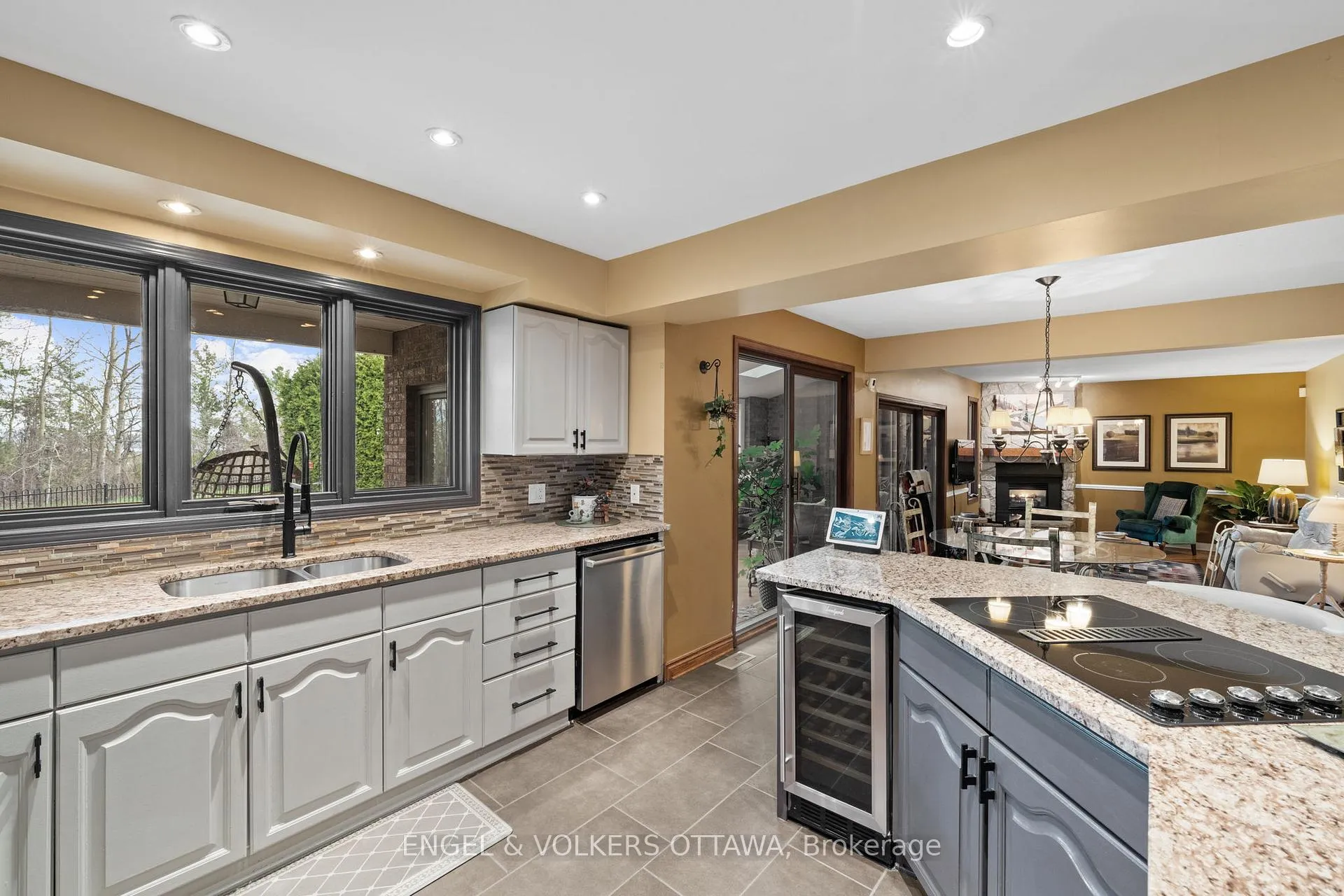 Photo 12 of 1345 De Papillon Place, Ottawa, Fallingbrook/Ridgemount — HOMEH