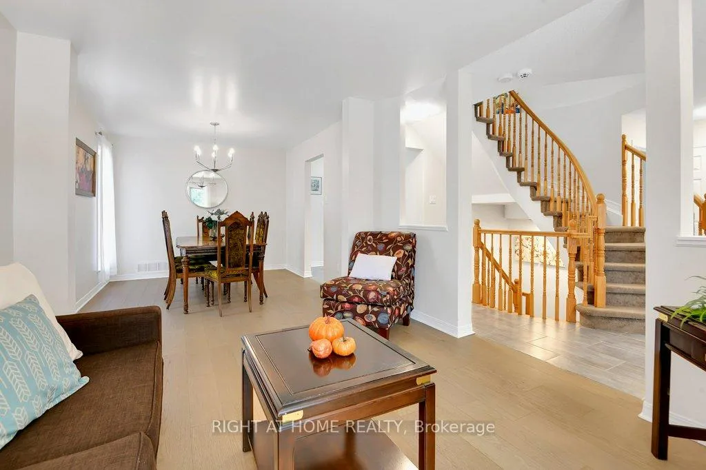 Photo 4 of 33 Spur Avenue, Ottawa, Kanata - Emerald Meadows/Trailwest — HOMEH