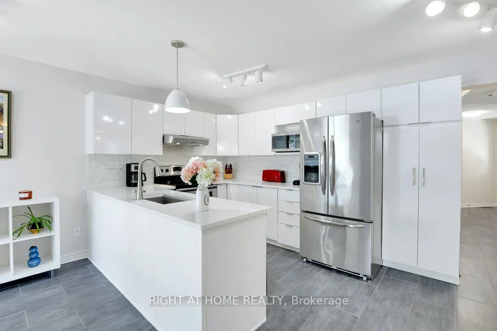 Photo 5 of 33 Spur Avenue, Ottawa, Kanata - Emerald Meadows/Trailwest — HOMEH
