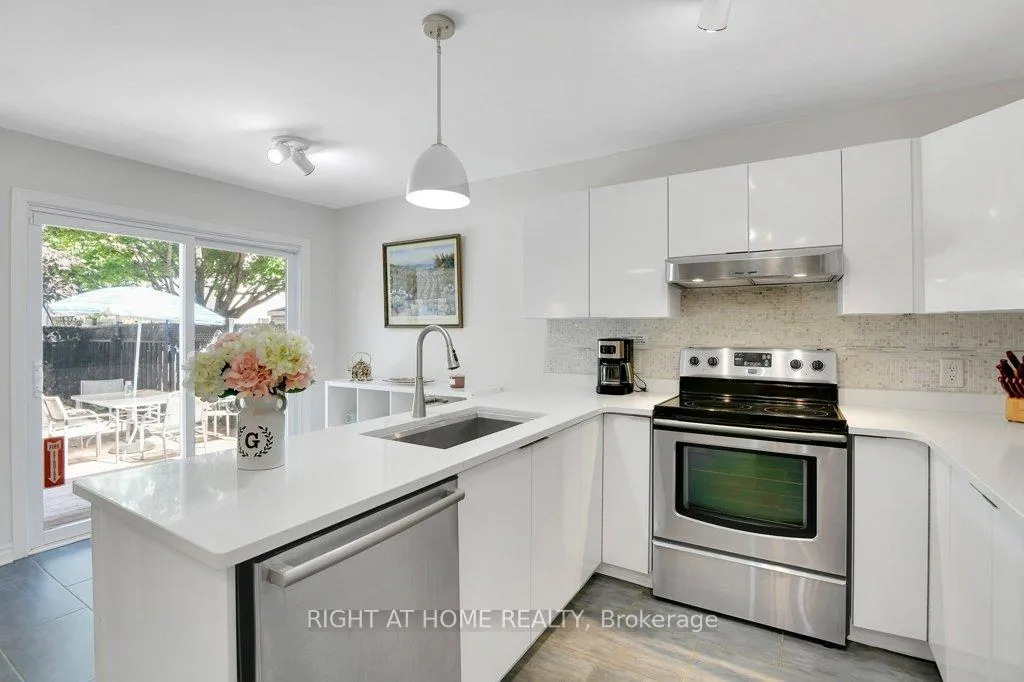 Photo 6 of 33 Spur Avenue, Ottawa, Kanata - Emerald Meadows/Trailwest — HOMEH