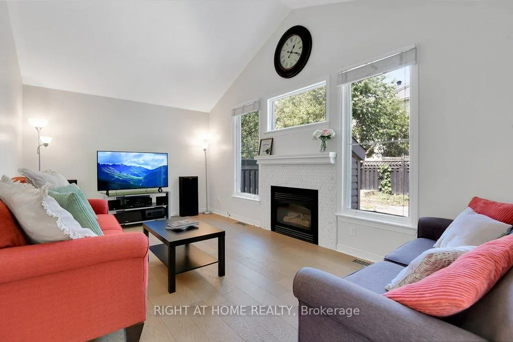 Photo 7 of 33 Spur Avenue, Ottawa, Kanata - Emerald Meadows/Trailwest — HOMEH