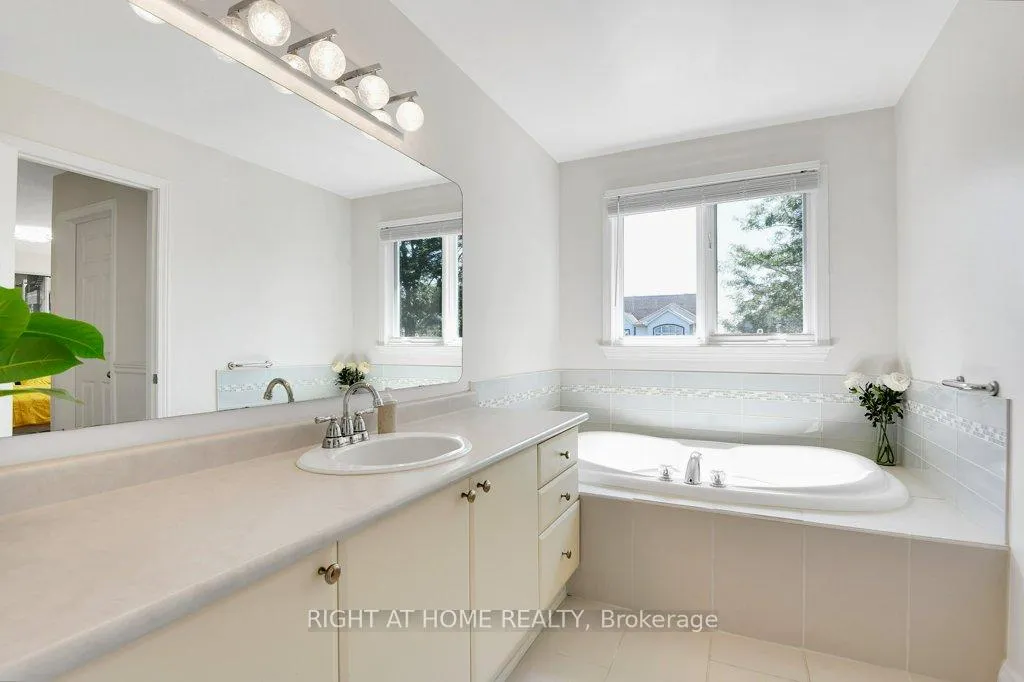 Photo 12 of 33 Spur Avenue, Ottawa, Kanata - Emerald Meadows/Trailwest — HOMEH