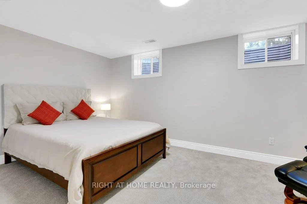 Photo 17 of 33 Spur Avenue, Ottawa, Kanata - Emerald Meadows/Trailwest — HOMEH