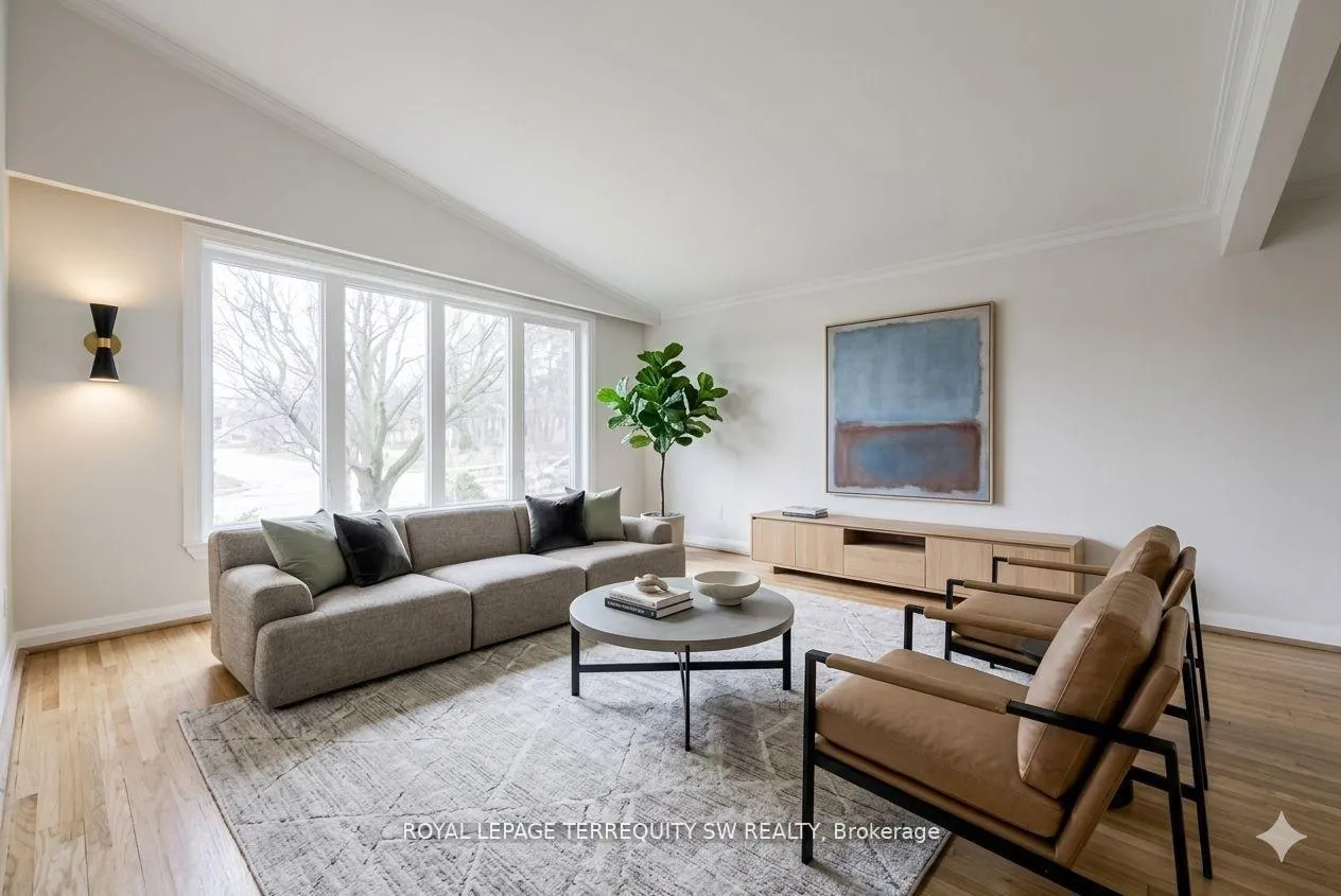 Photo 3 of 35 Euphrasia Drive, North York, Yorkdale-Glen Park — HOMEH