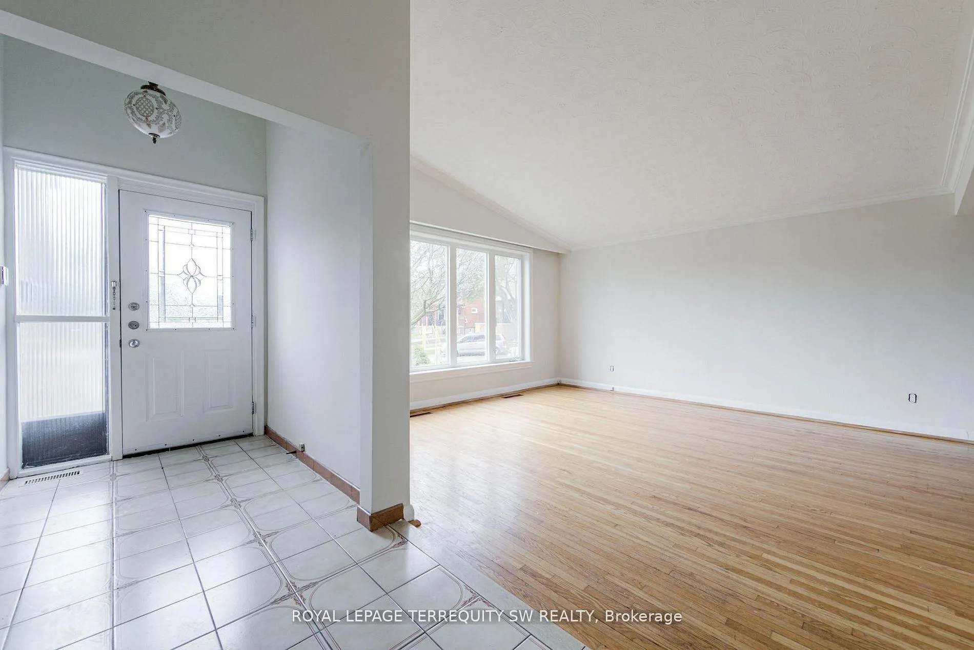 Photo 10 of 35 Euphrasia Drive, North York, Yorkdale-Glen Park — HOMEH