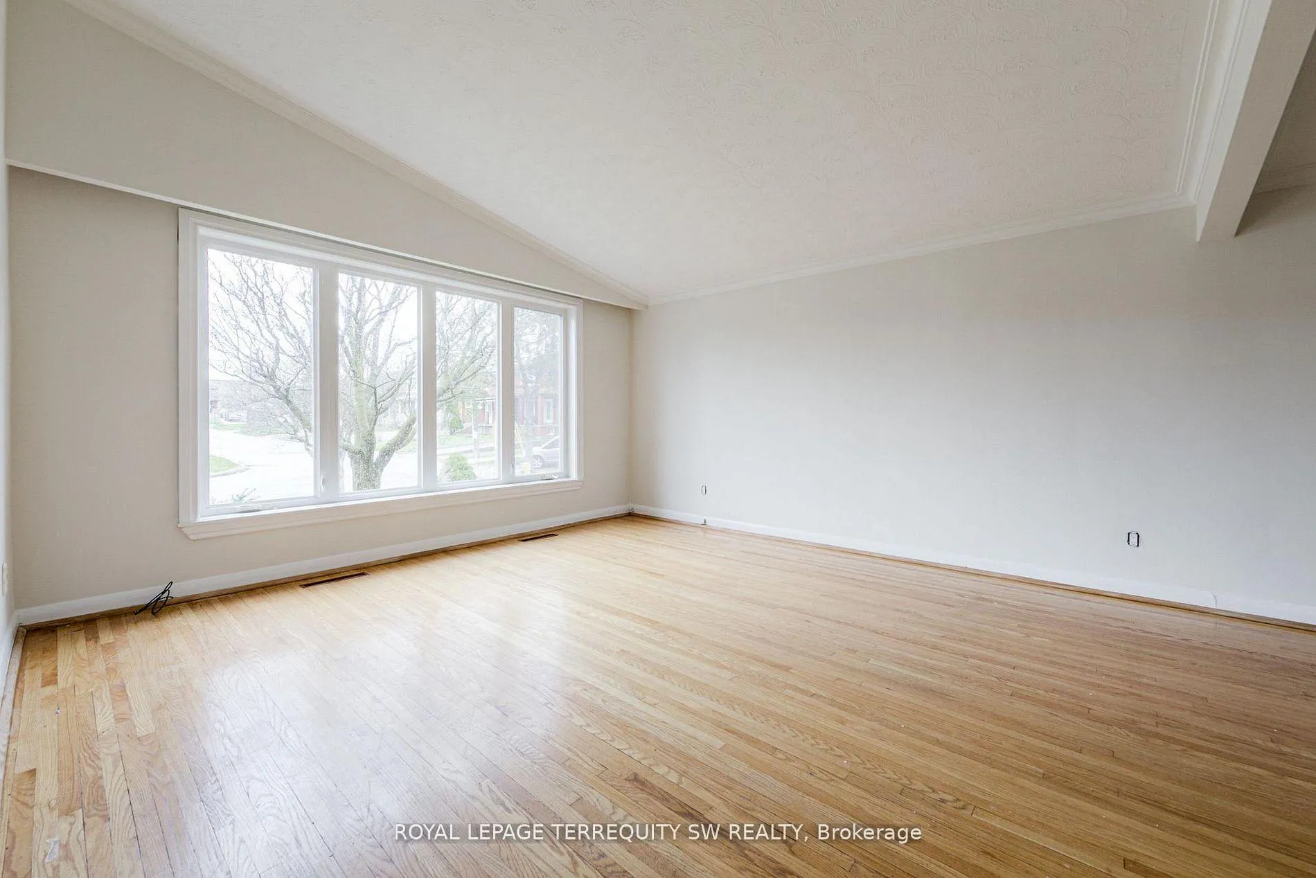 Photo 11 of 35 Euphrasia Drive, North York, Yorkdale-Glen Park — HOMEH