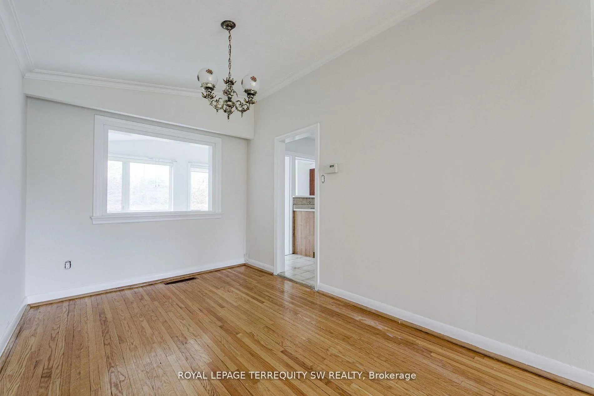 Photo 12 of 35 Euphrasia Drive, North York, Yorkdale-Glen Park — HOMEH