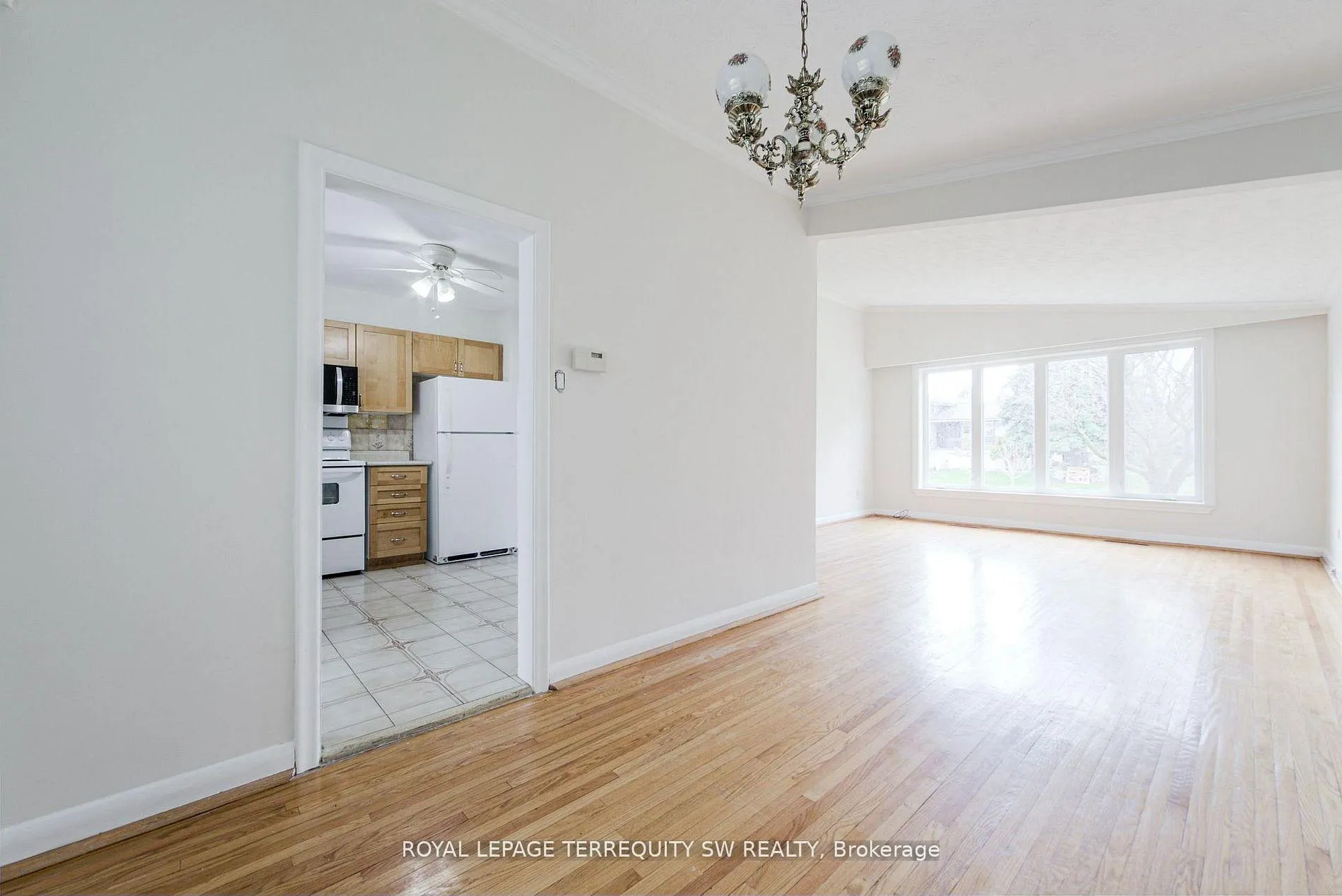 Photo 13 of 35 Euphrasia Drive, North York, Yorkdale-Glen Park — HOMEH