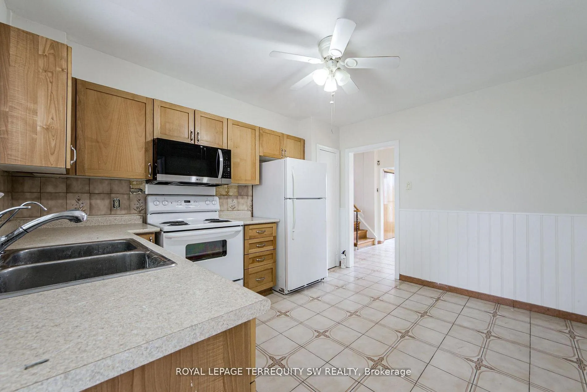 Photo 15 of 35 Euphrasia Drive, North York, Yorkdale-Glen Park — HOMEH