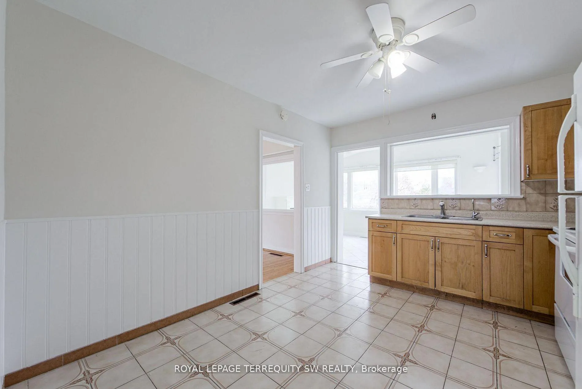 Photo 16 of 35 Euphrasia Drive, North York, Yorkdale-Glen Park — HOMEH