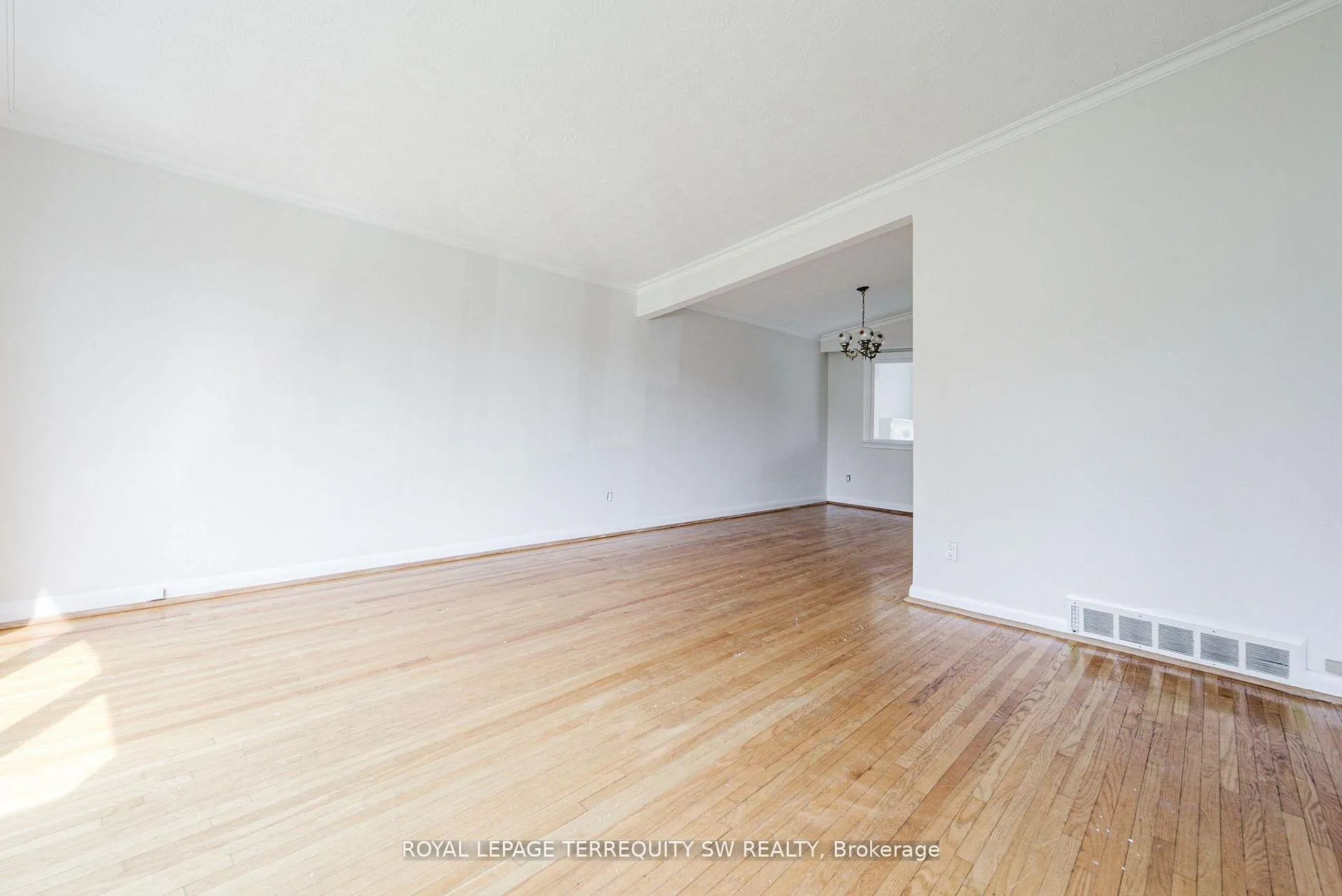 Photo 18 of 35 Euphrasia Drive, North York, Yorkdale-Glen Park — HOMEH