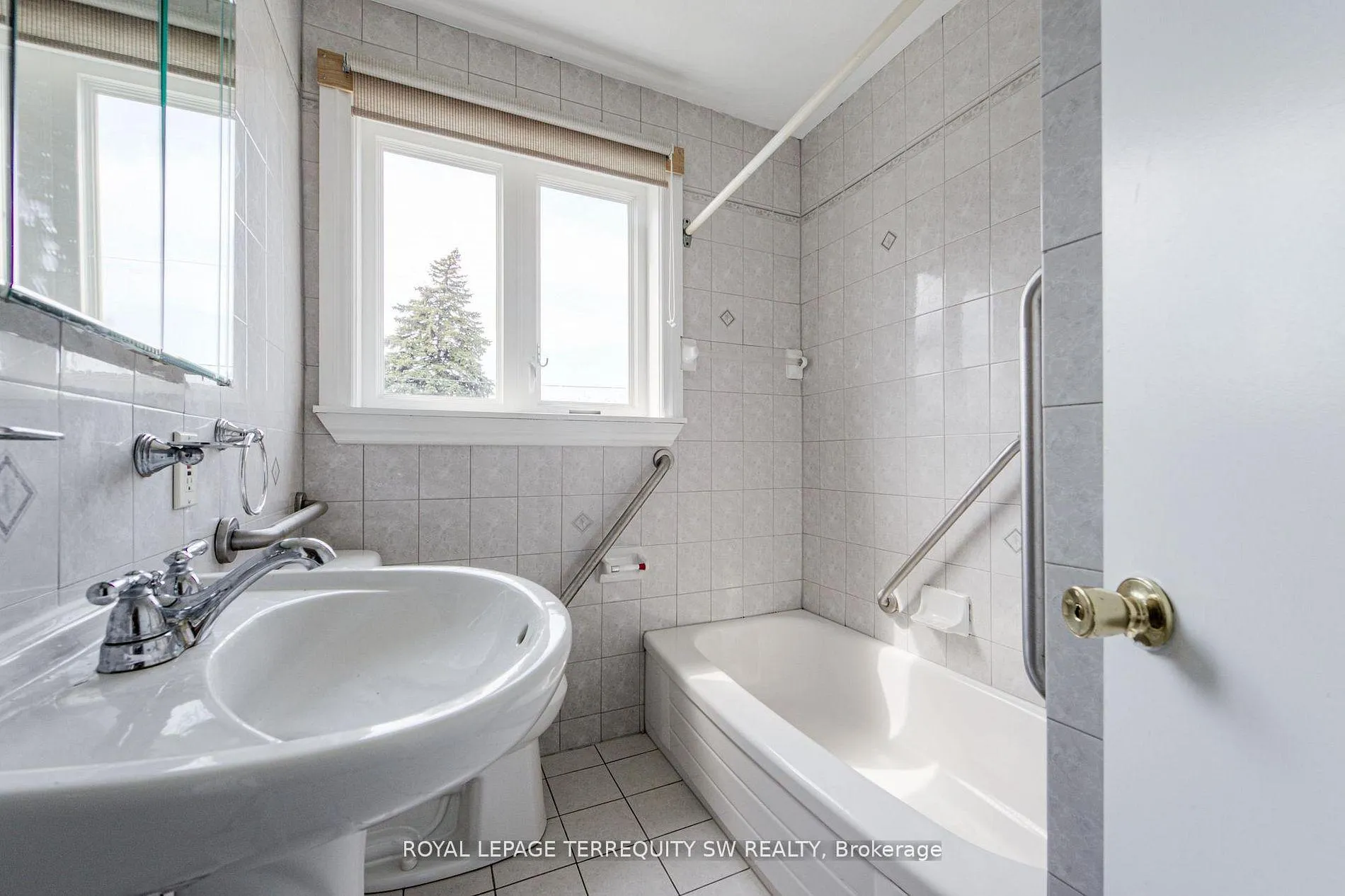 Photo 24 of 35 Euphrasia Drive, North York, Yorkdale-Glen Park — HOMEH