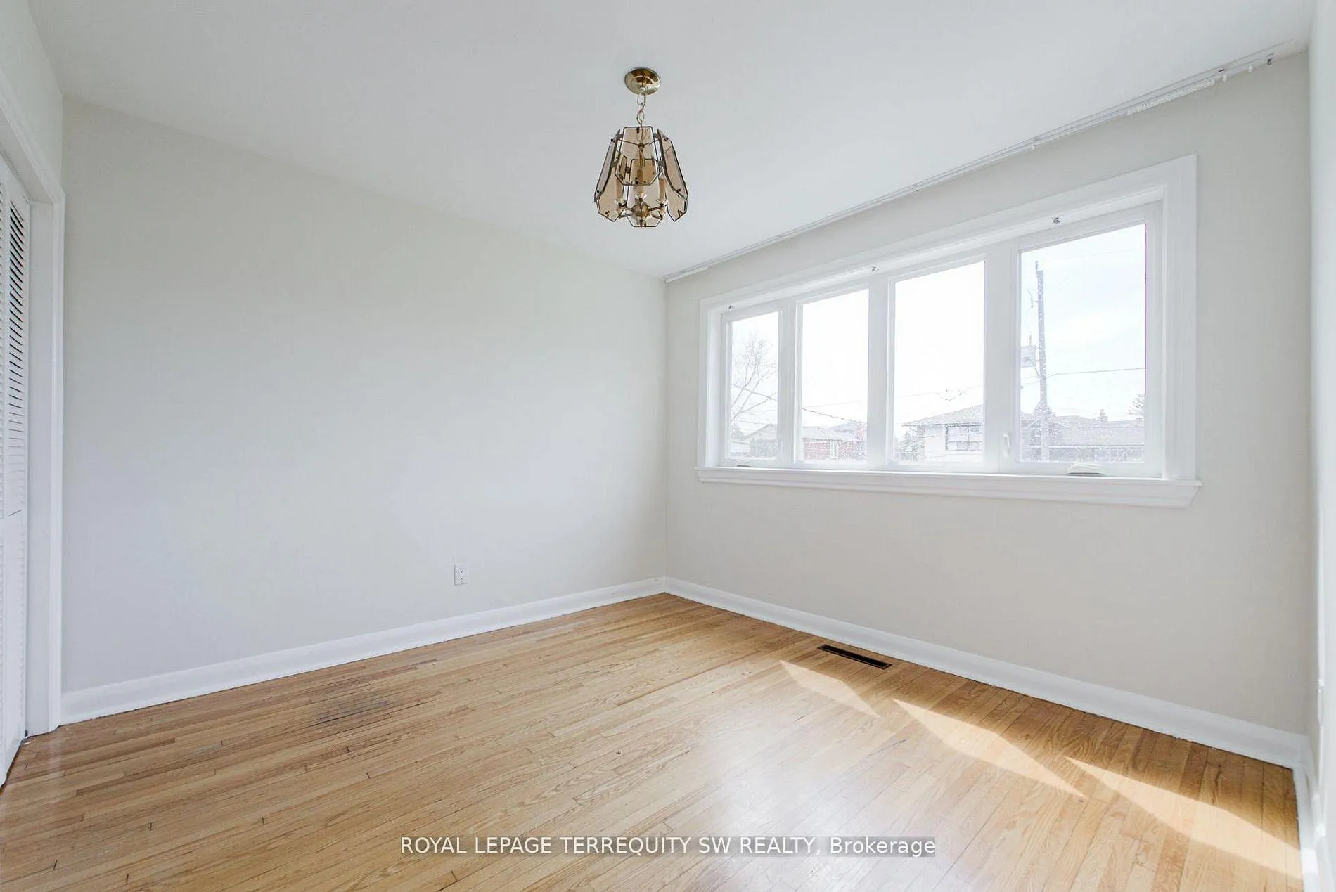 Photo 25 of 35 Euphrasia Drive, North York, Yorkdale-Glen Park — HOMEH