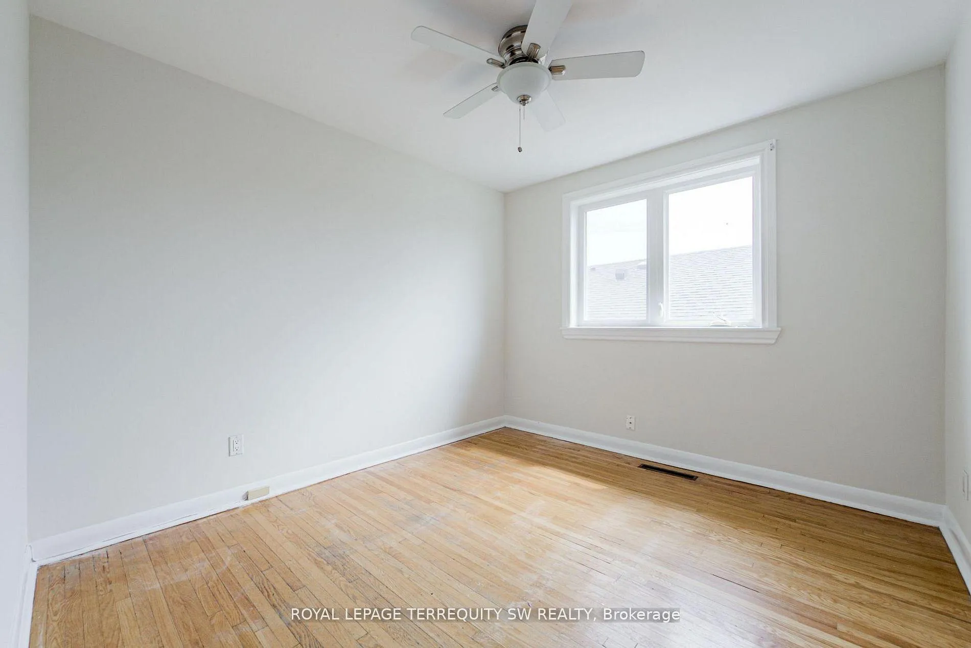 Photo 26 of 35 Euphrasia Drive, North York, Yorkdale-Glen Park — HOMEH