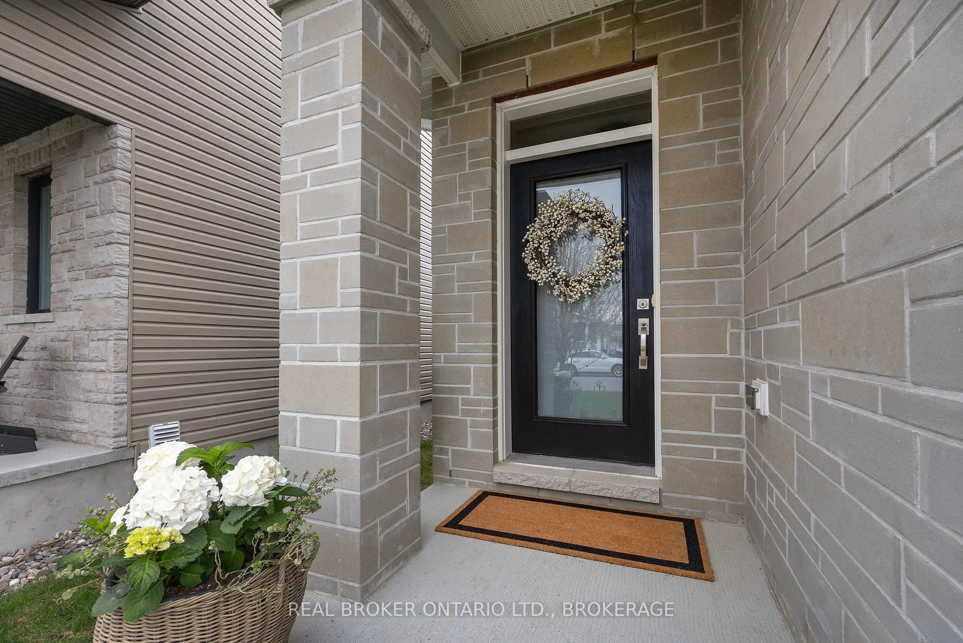 Photo 4 of 856 Stonewalk Drive, Kingston, Kingston East (Incl Barret Crt) — HOMEH