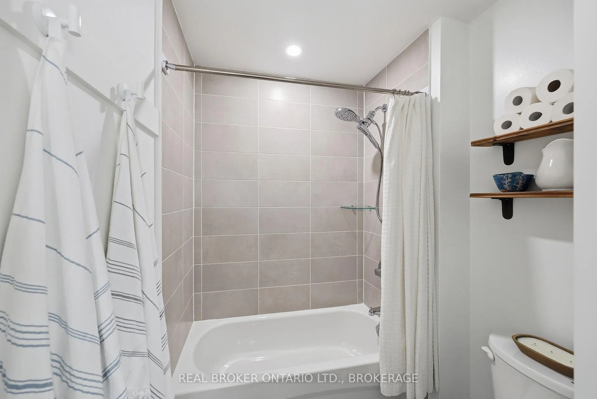 Photo 32 of 856 Stonewalk Drive, Kingston, Kingston East (Incl Barret Crt) — HOMEH