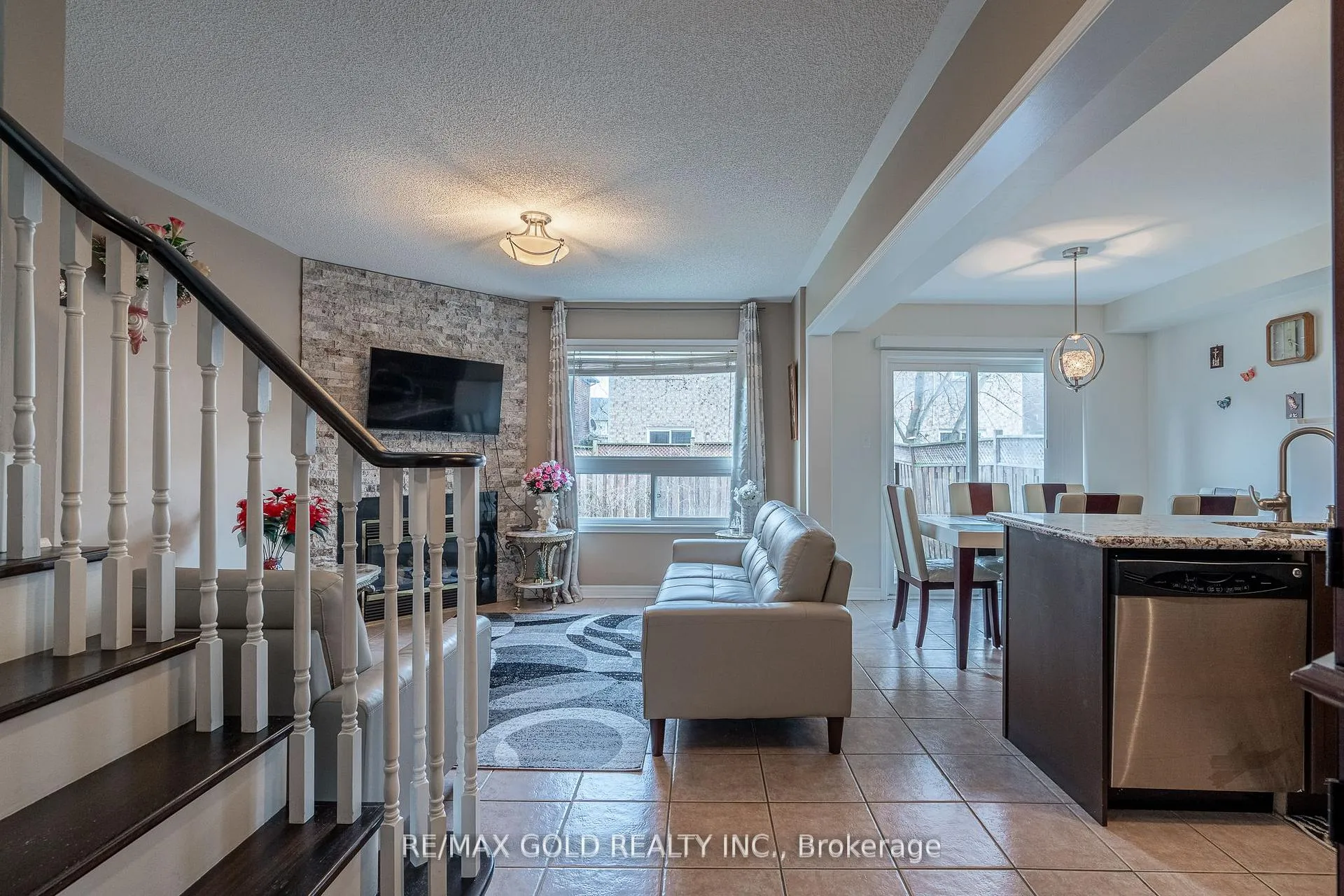 Photo 5 of 31 Mistdale Crescent, Brampton, Fletcher's Meadow — HOMEH