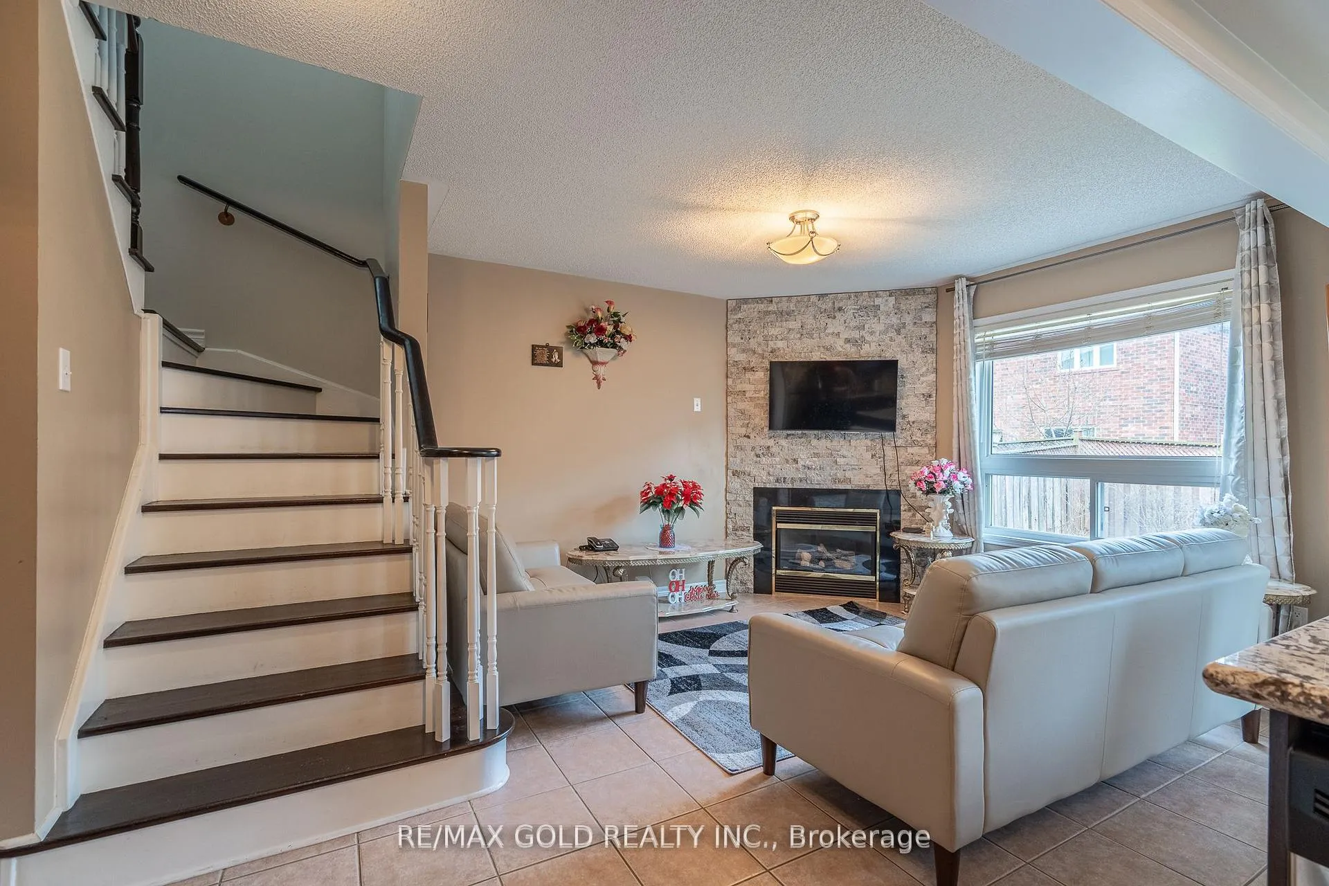 Photo 6 of 31 Mistdale Crescent, Brampton, Fletcher's Meadow — HOMEH
