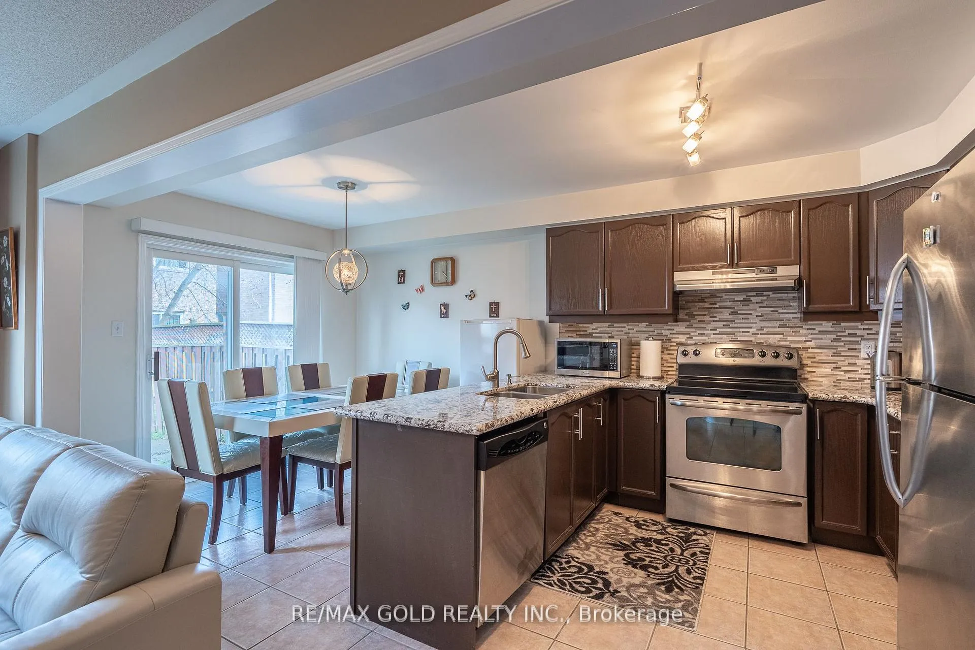 Photo 7 of 31 Mistdale Crescent, Brampton, Fletcher's Meadow — HOMEH
