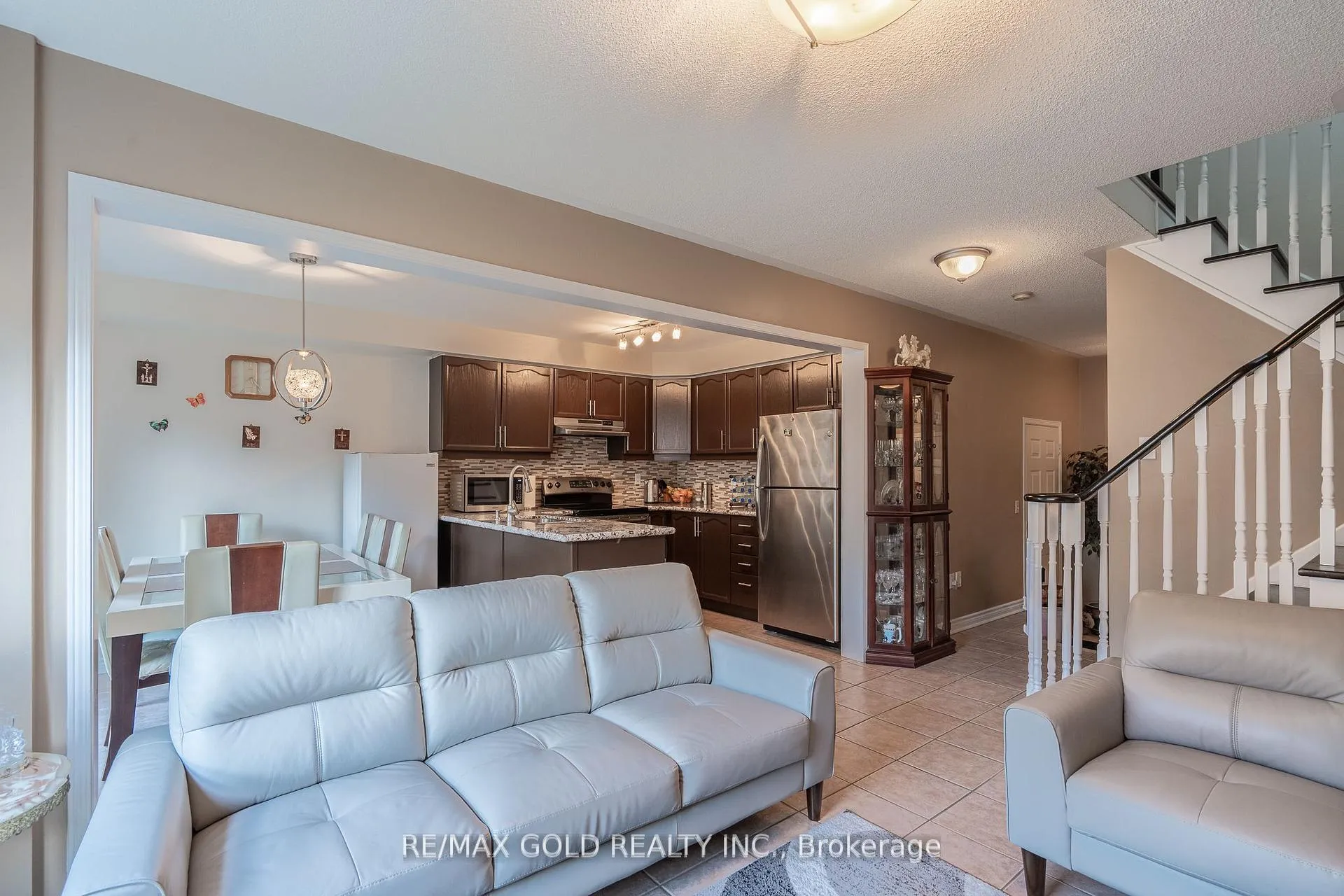 Photo 10 of 31 Mistdale Crescent, Brampton, Fletcher's Meadow — HOMEH