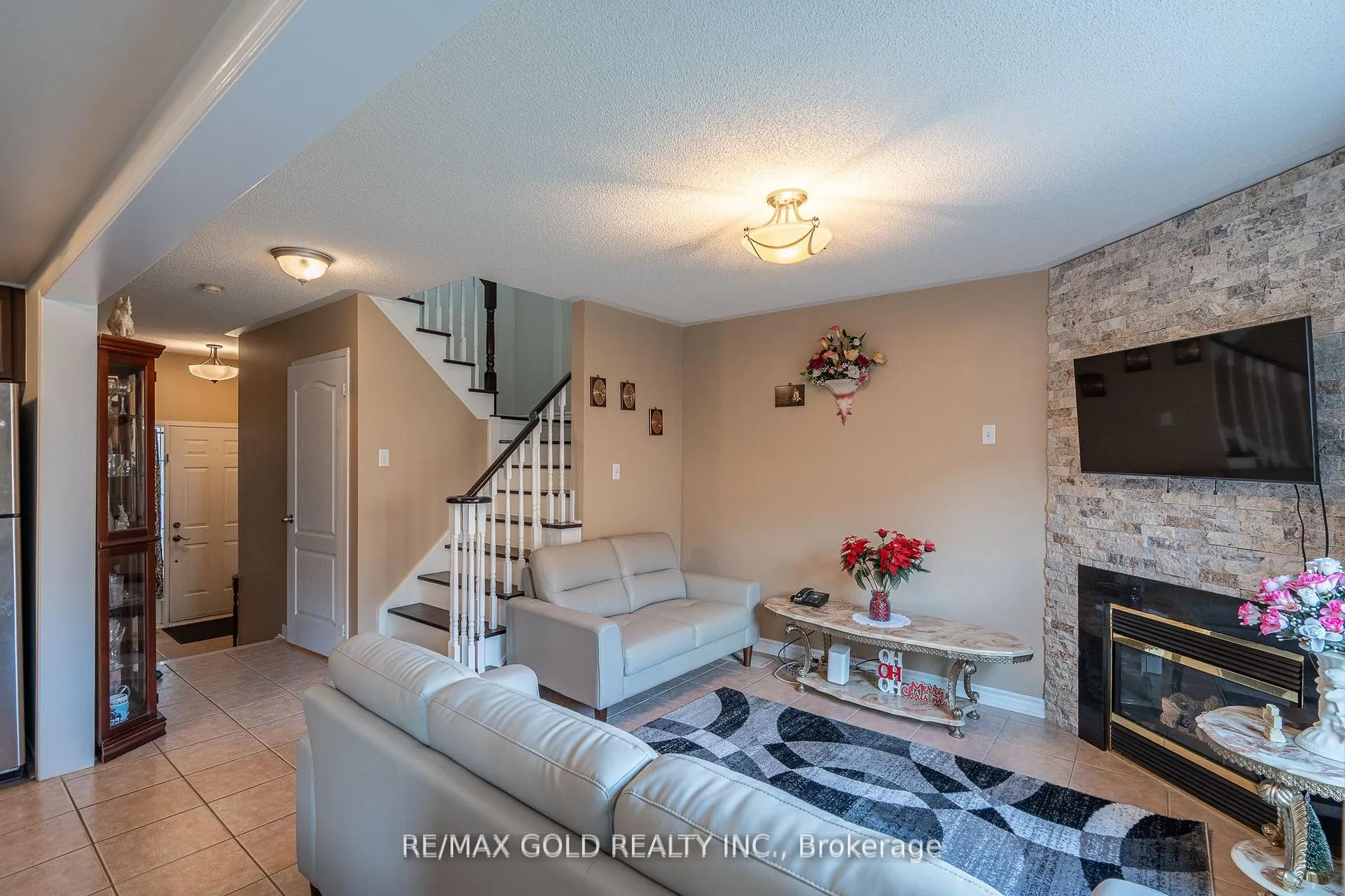 Photo 11 of 31 Mistdale Crescent, Brampton, Fletcher's Meadow — HOMEH