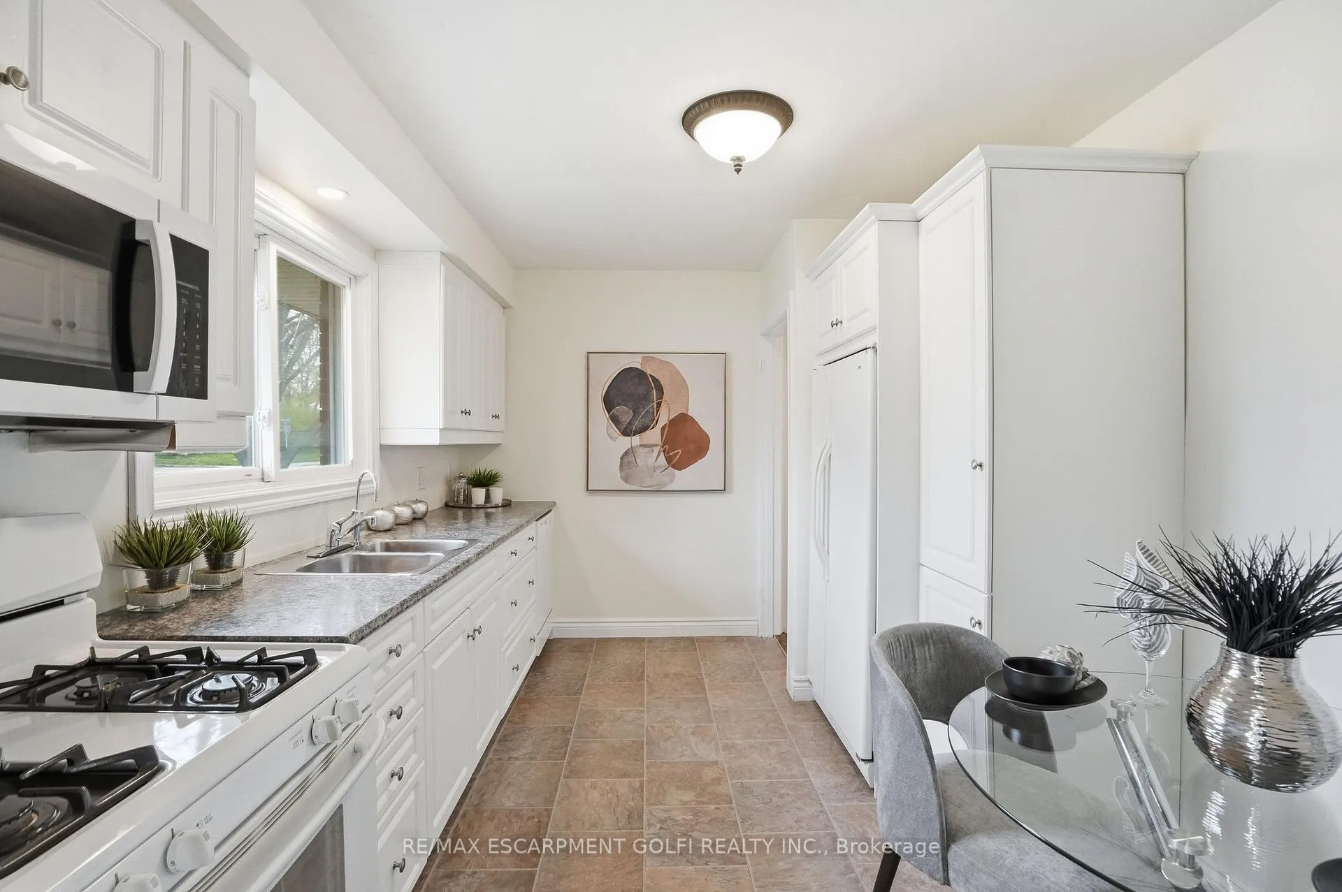 Photo 6 of 150 West 28th Street, Hamilton, Westcliffe — HOMEH