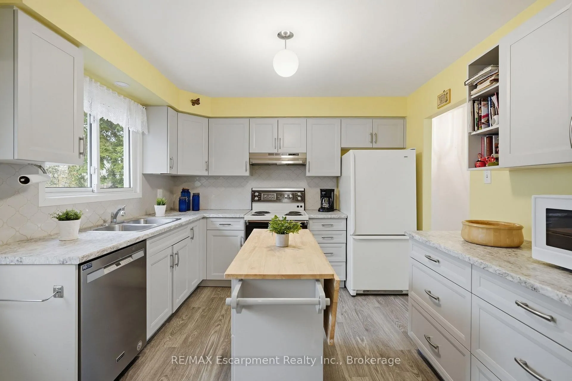 Photo 5 of 10 Farmingdale Crescent, Barrie, Cundles East — HOMEH
