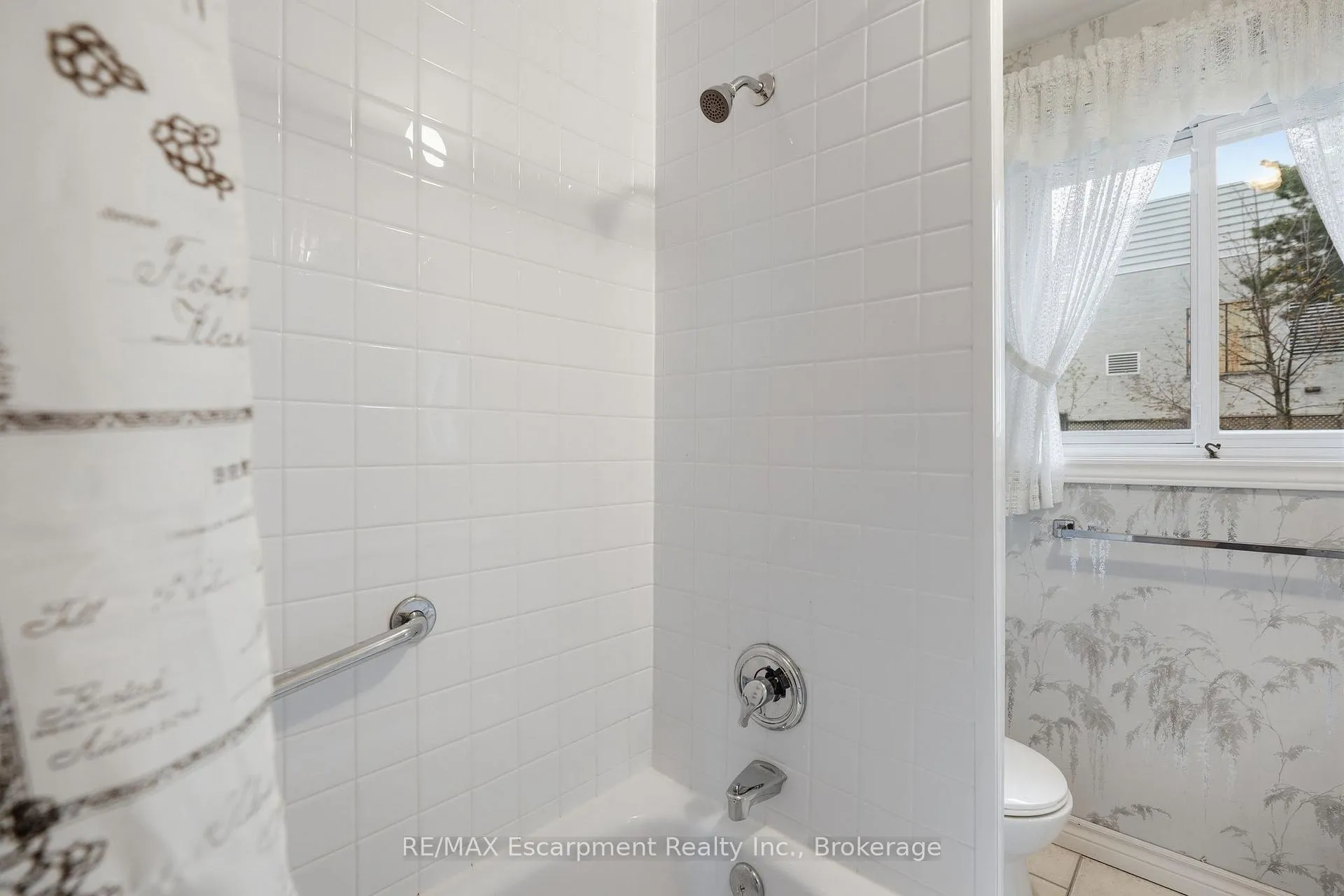 Photo 8 of 10 Farmingdale Crescent, Barrie, Cundles East — HOMEH