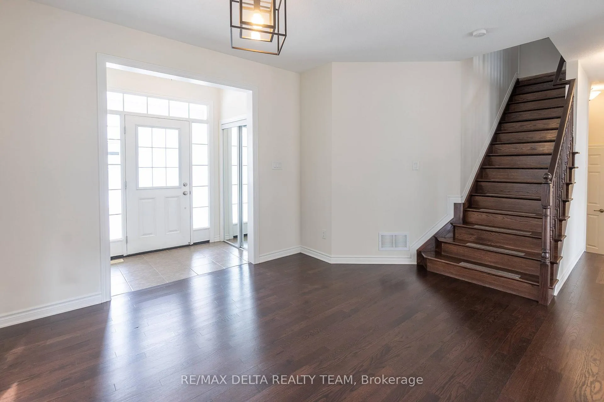 Photo 3 of 203 Flowing Creek Circle, Ottawa, Kanata - Emerald Meadows/Trailwest — HOMEH