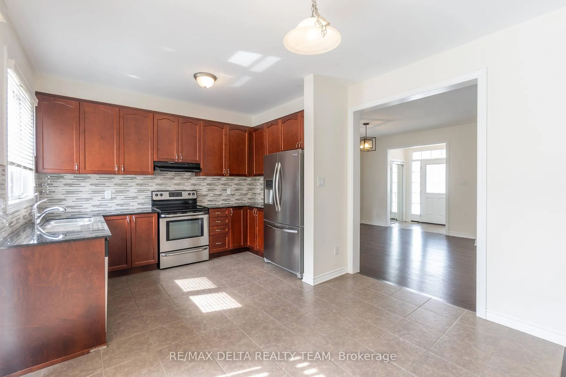 Photo 7 of 203 Flowing Creek Circle, Ottawa, Kanata - Emerald Meadows/Trailwest — HOMEH
