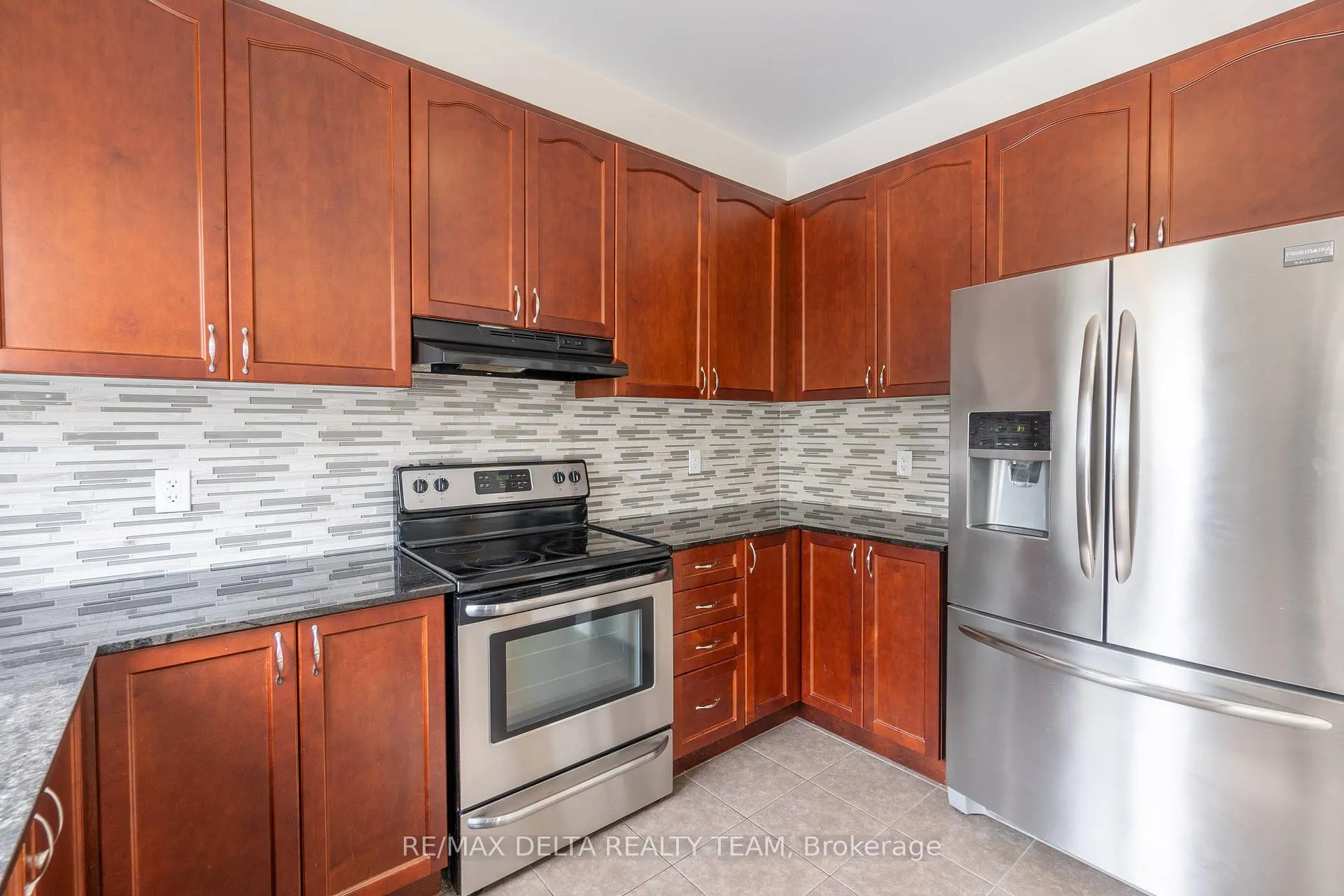 Photo 8 of 203 Flowing Creek Circle, Ottawa, Kanata - Emerald Meadows/Trailwest — HOMEH