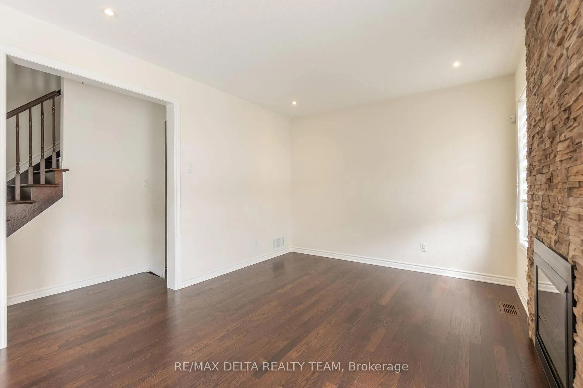 Photo 13 of 203 Flowing Creek Circle, Ottawa, Kanata - Emerald Meadows/Trailwest — HOMEH