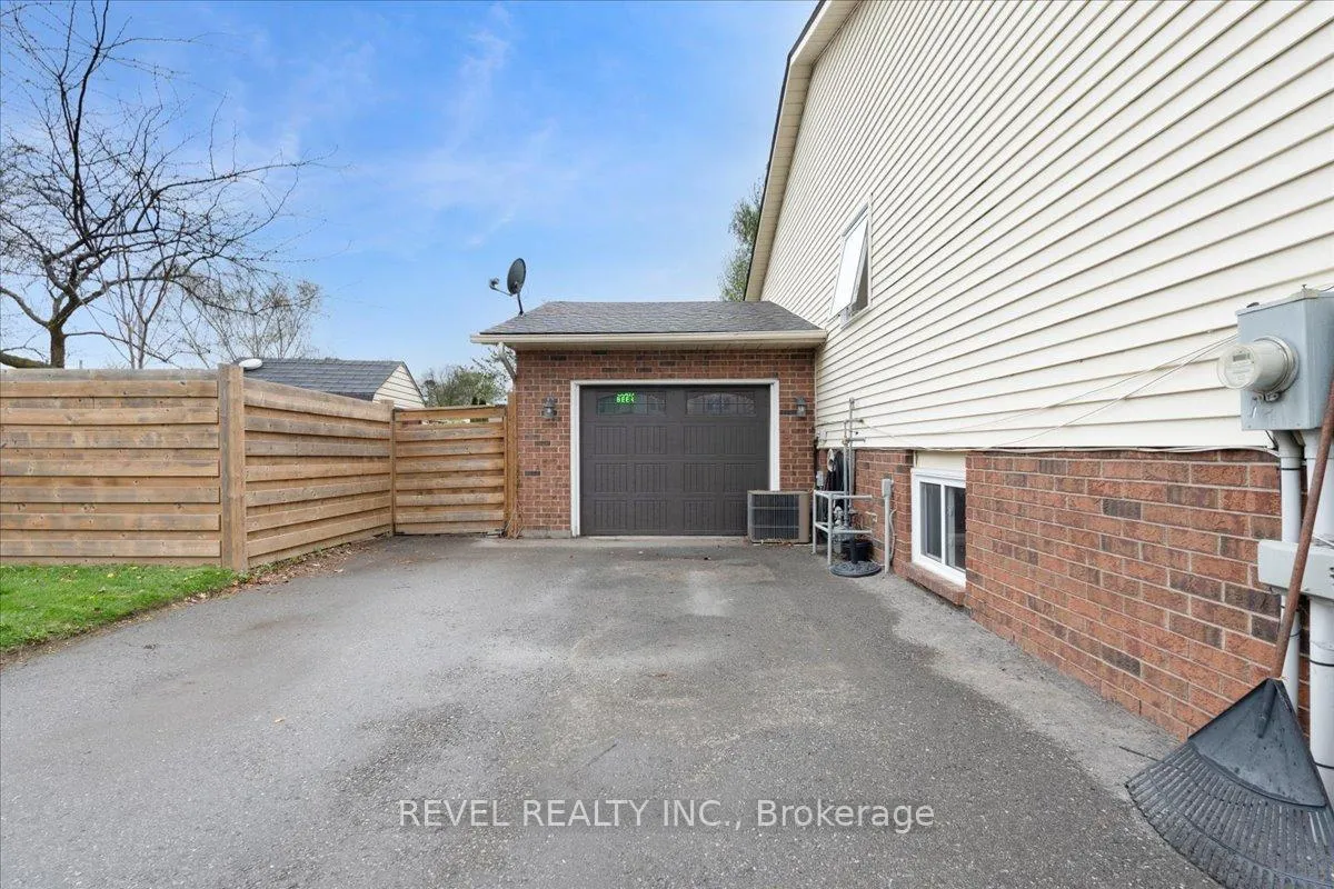 Photo 2 of 3958 23rd Street, Grimsby, Grimsby Escarpment — HOMEH